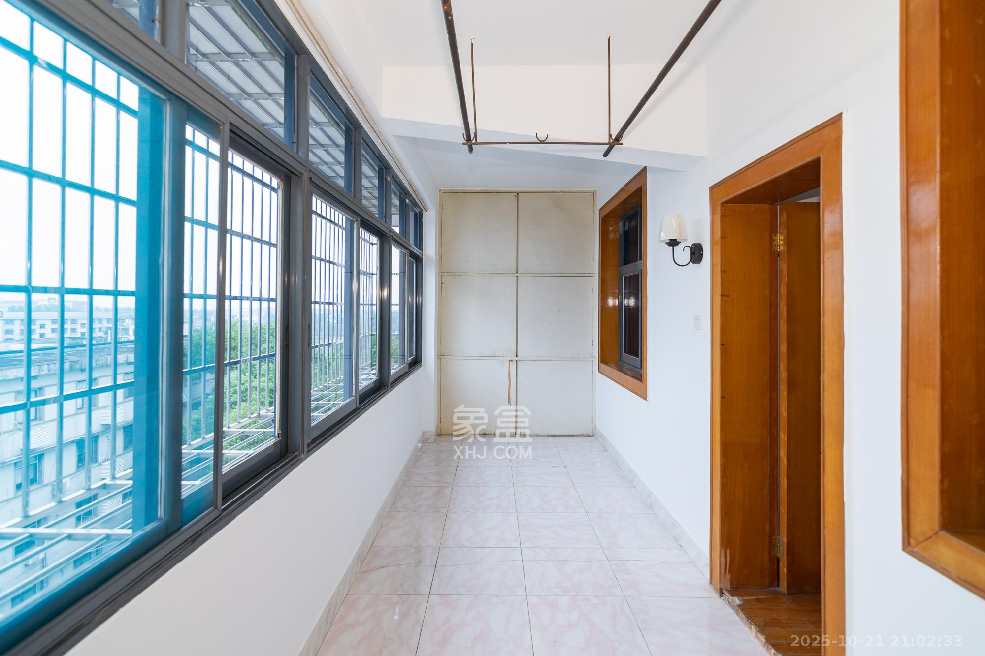 聚宾小区  3室2厅2卫    45.0万阳台