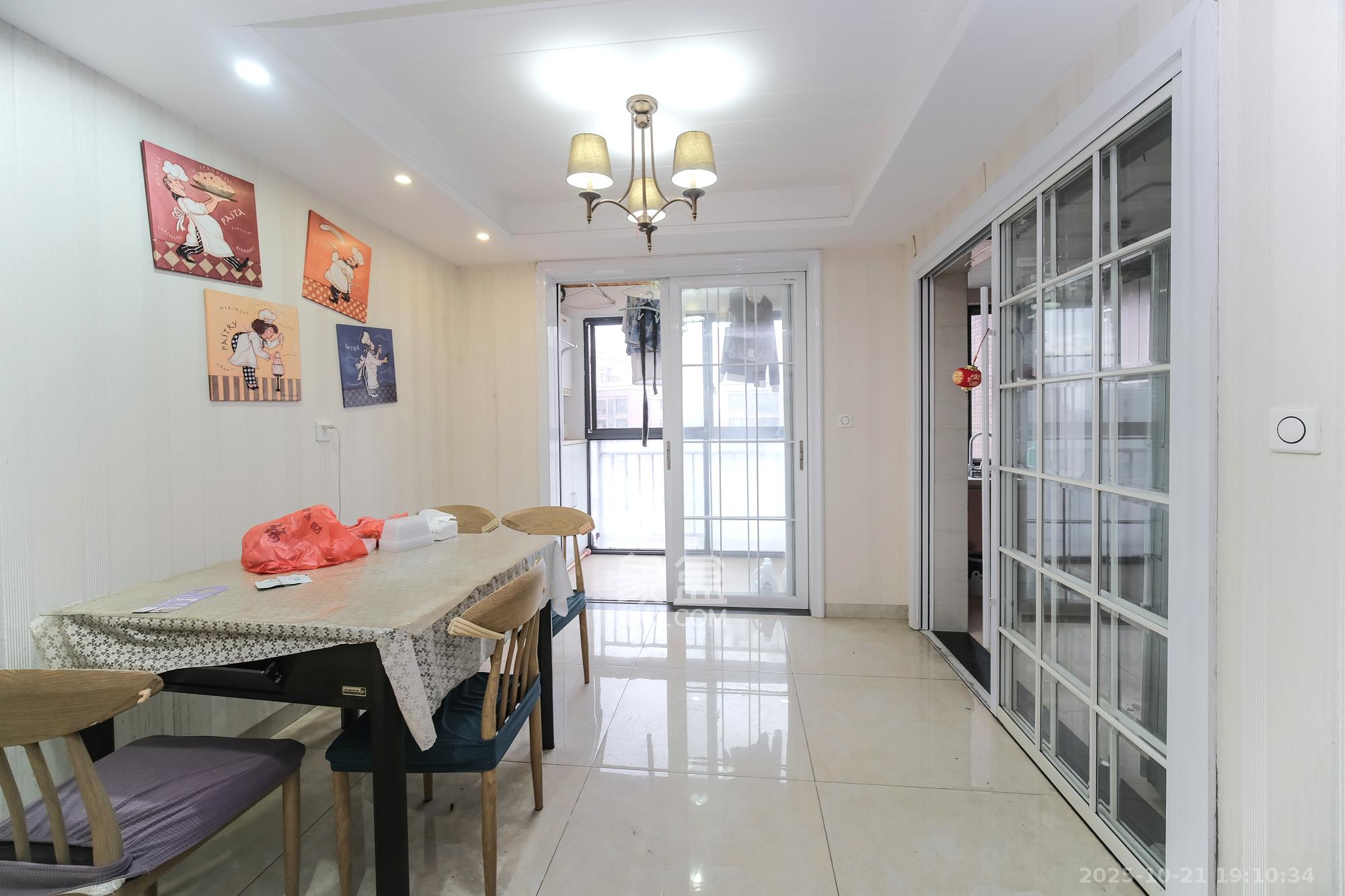 三一街区  3室2厅2卫    94.0万客厅