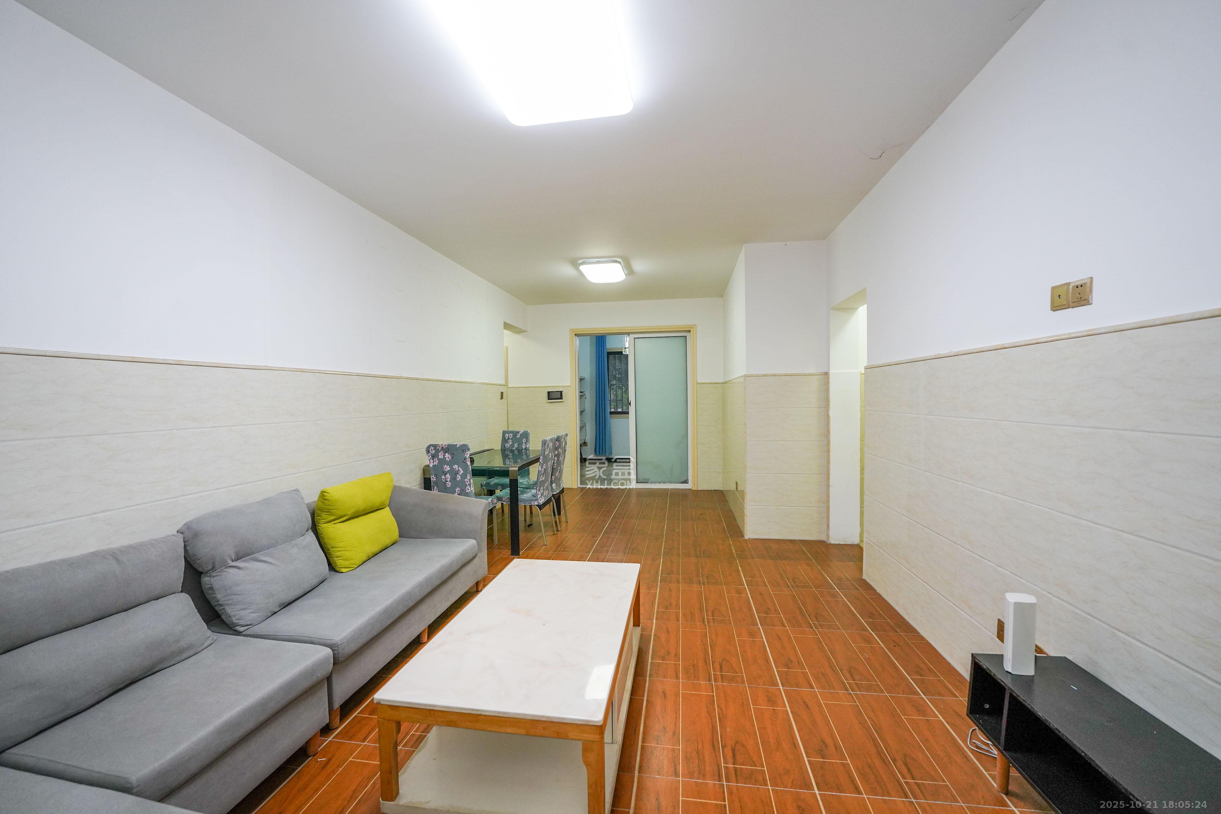 绿地新都会  3室2厅2卫    66.8万客厅