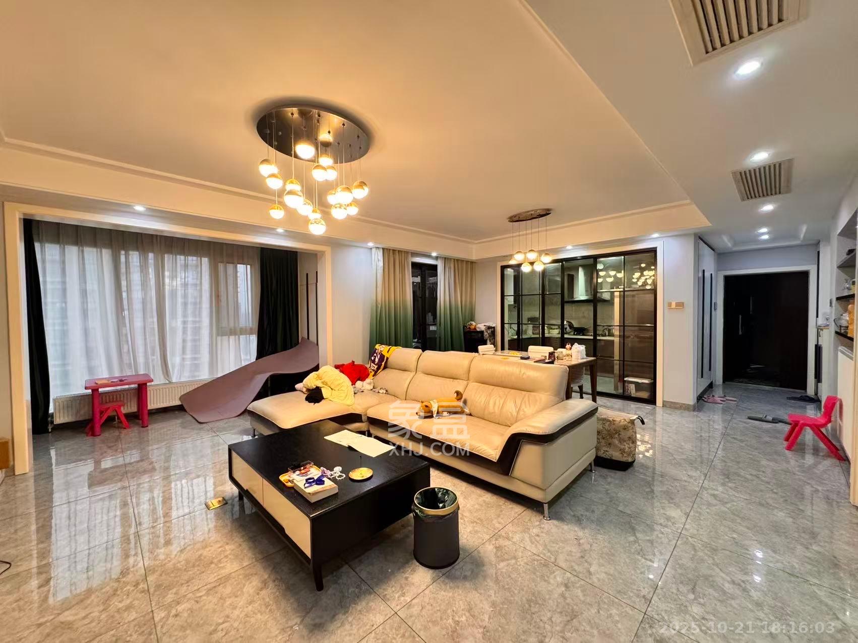 荣悦台  3室2厅2卫    5500.0元/月 荣悦台  3室2厅2卫    5500.0元/月室内图