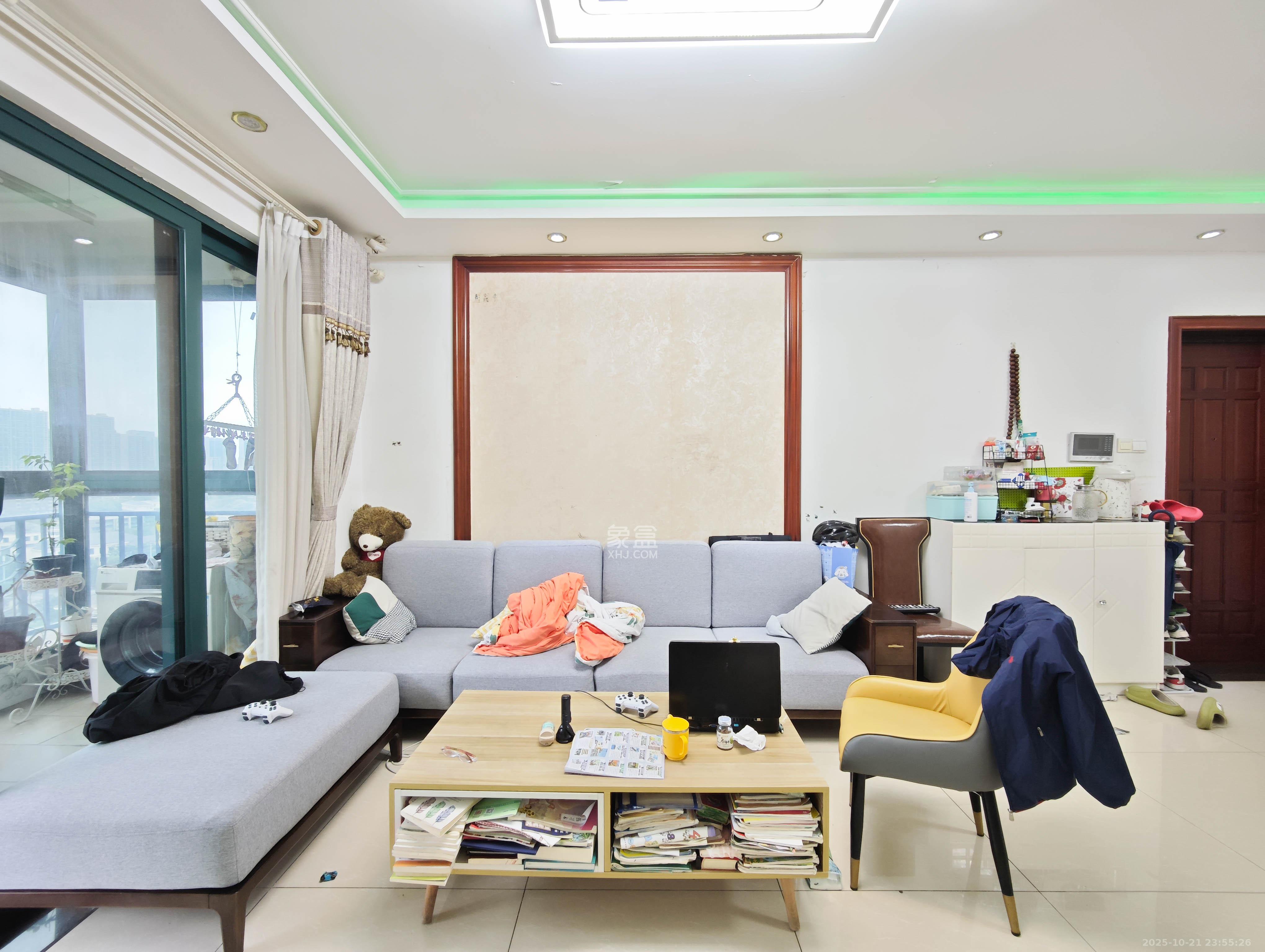 恒大城  1室2厅2卫    88.0万客厅