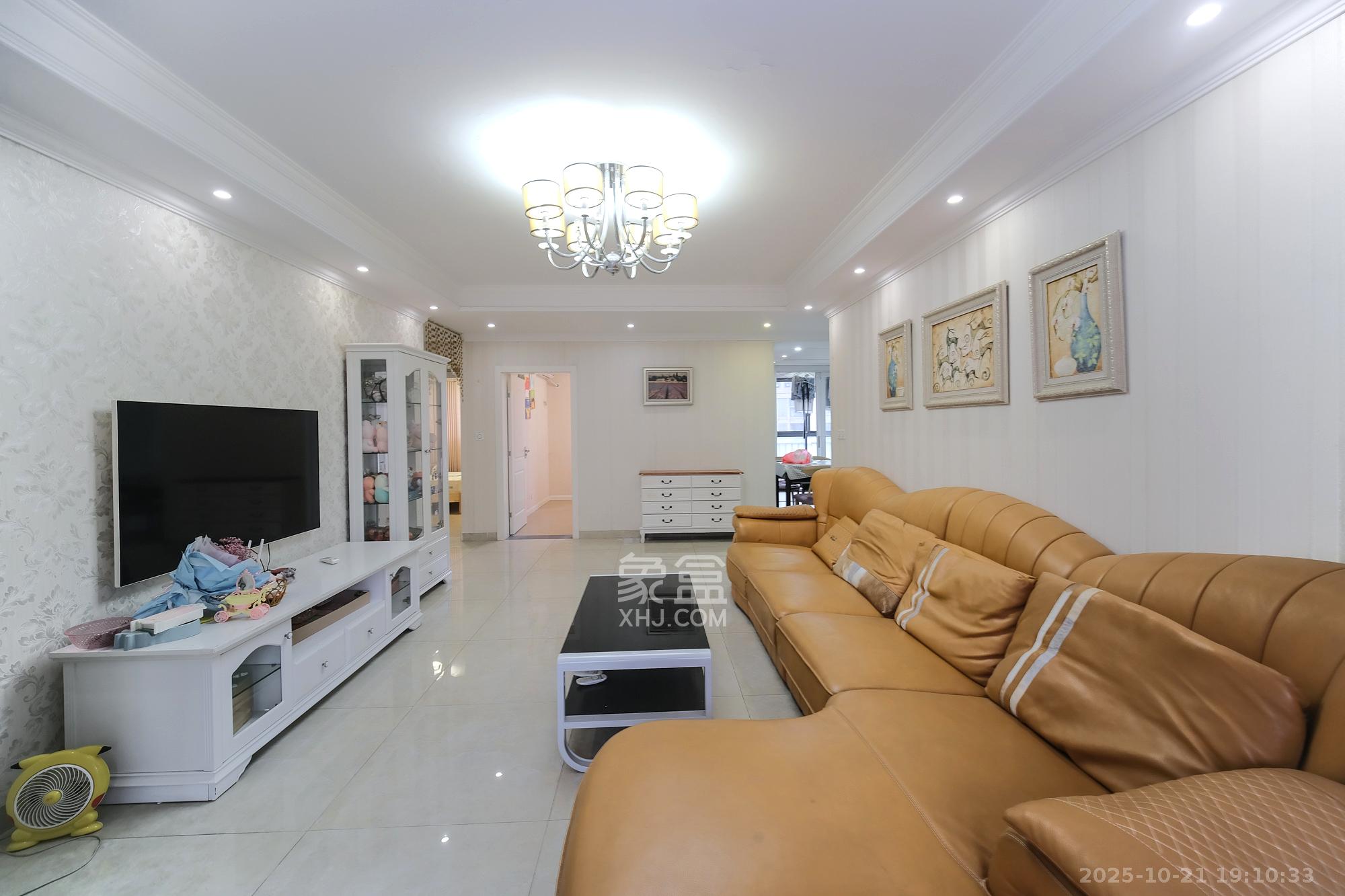 三一街区 3室2厅2卫 94.0万 三一街区 3室2厅2卫 94.0万客厅