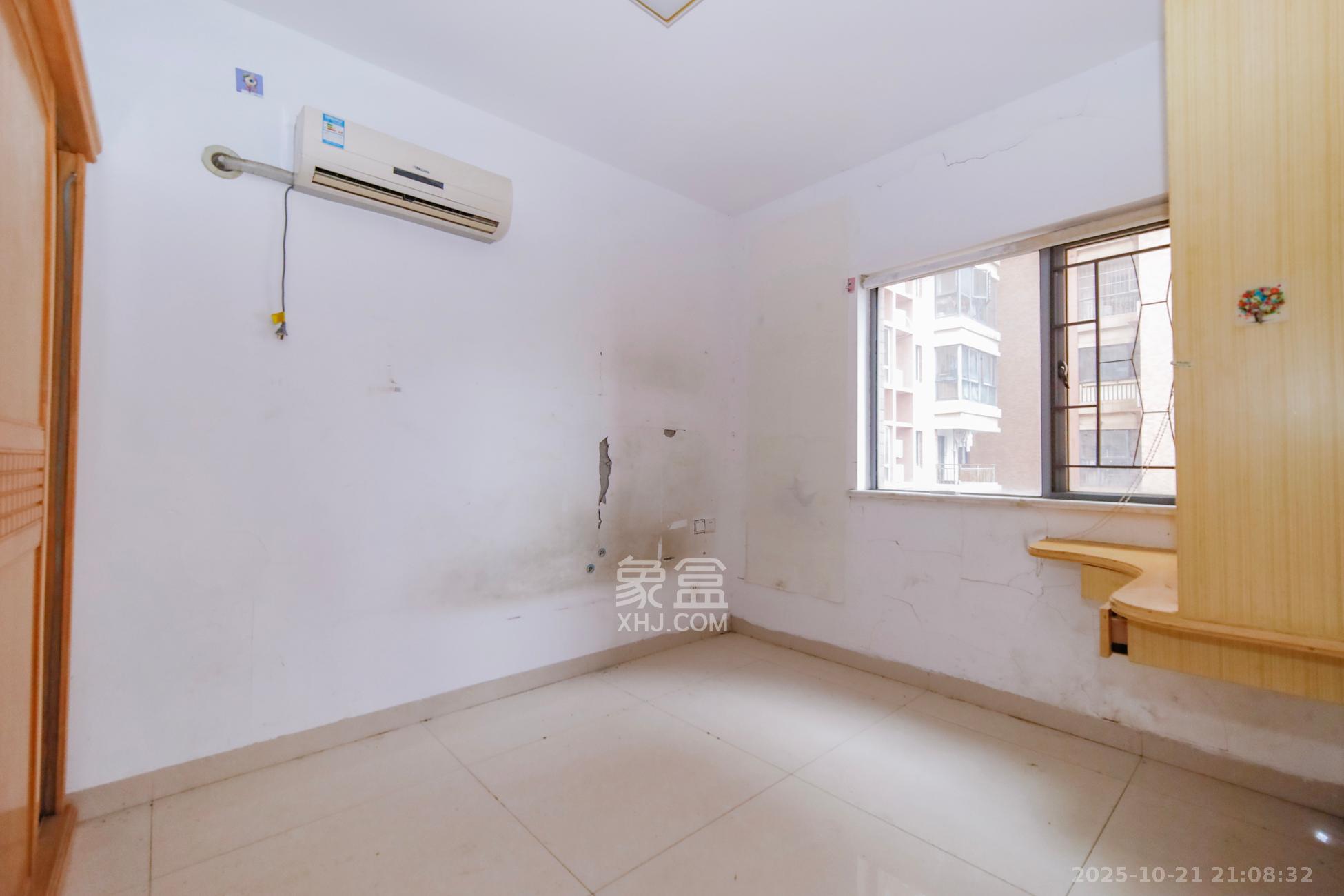 上海城小区  3室2厅2卫    82.0万卧室