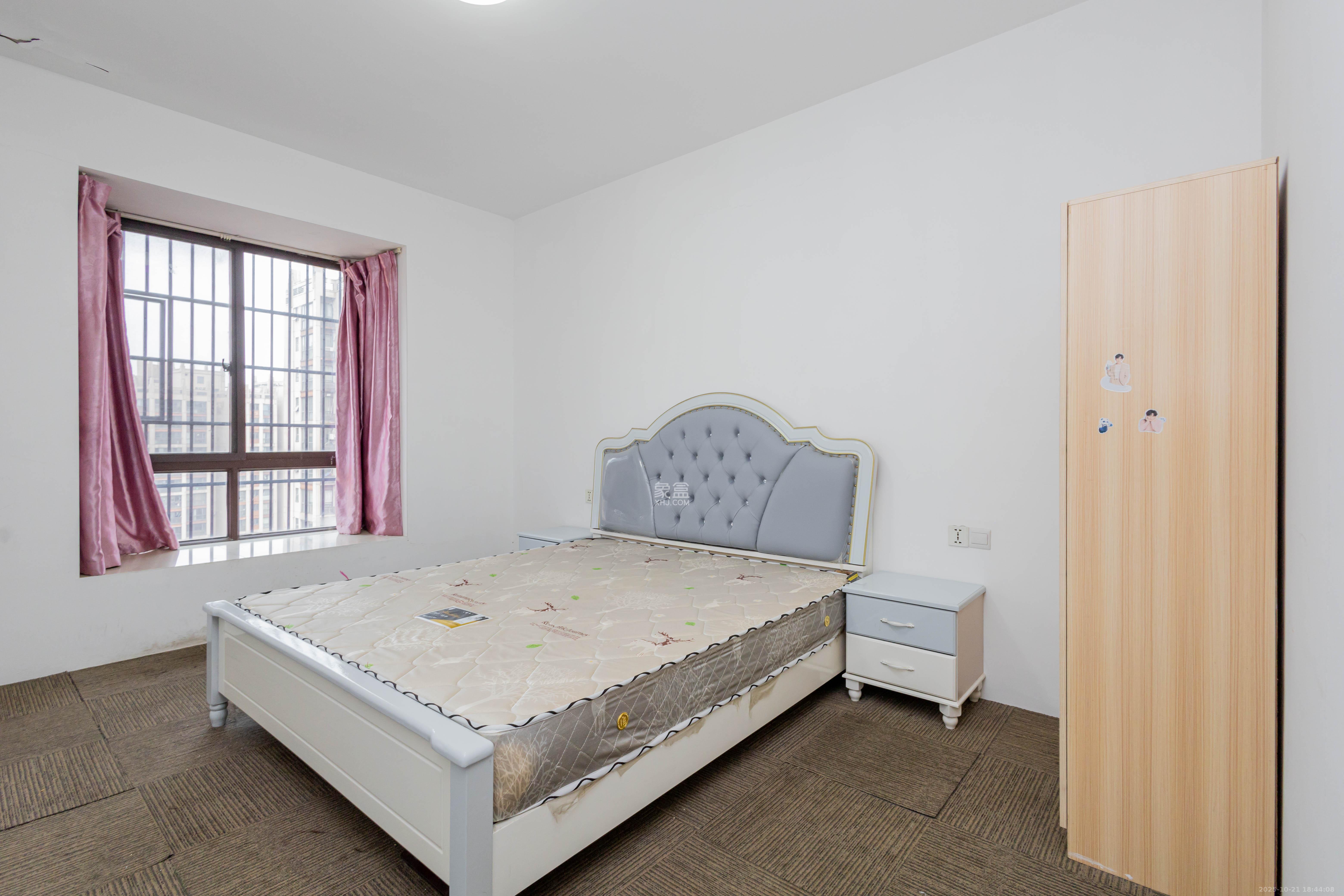 三景华御  4室2厅2卫   79.80万卧室