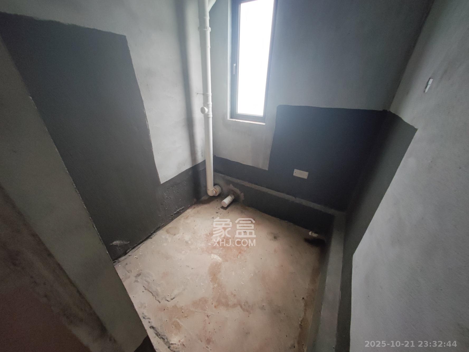 远洋红星天铂二期  4室2厅2卫    112.0万卫生间