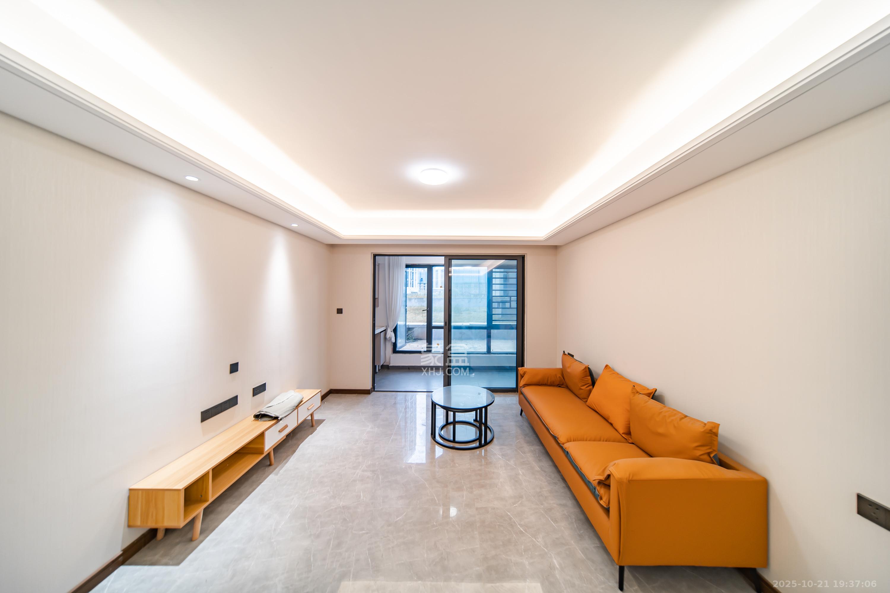 卓越洋湖晴翠  3室1厅1卫    188.0万客厅