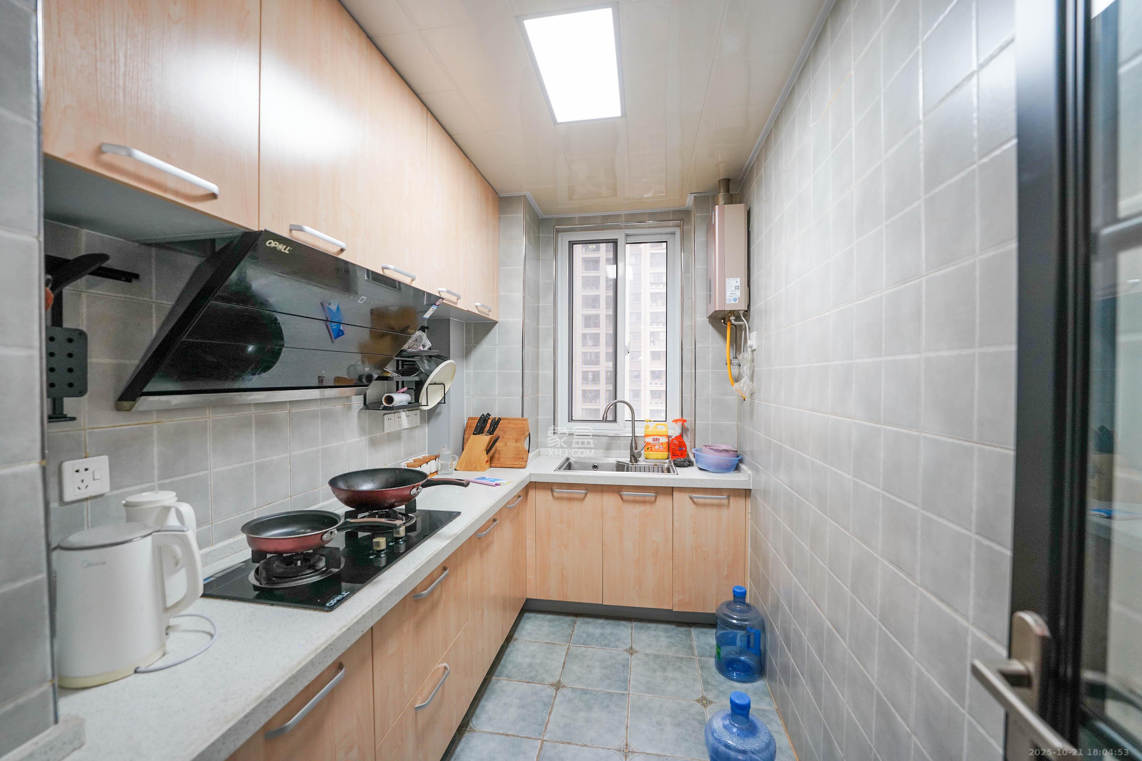 绿地新都会  3室2厅2卫    80.0万厨房