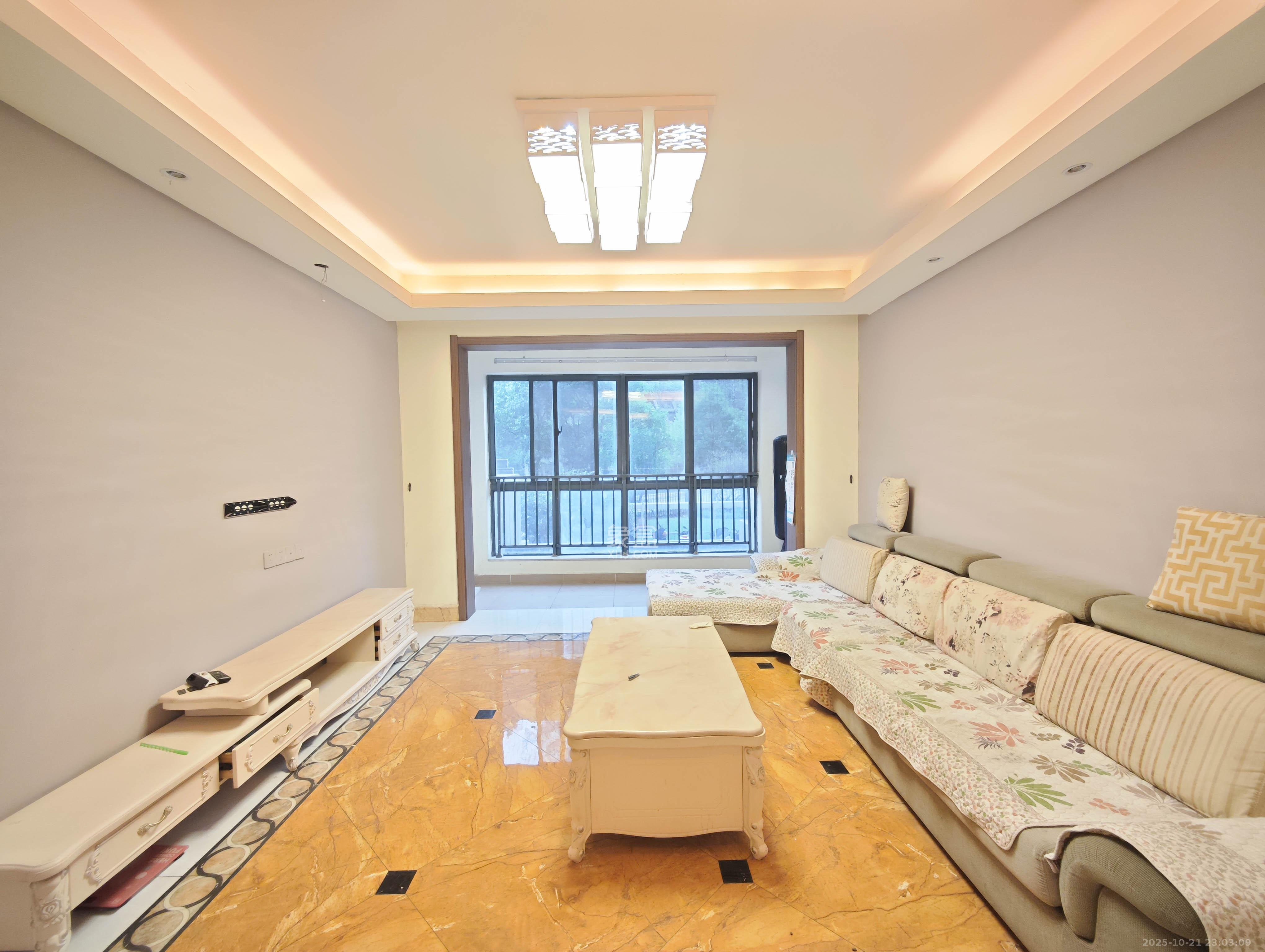 碧桂园南城首府(东宸林海) 4室2厅2卫 95.0万 碧桂园南城首府(东宸林海) 4室2厅2卫 95.0万客厅