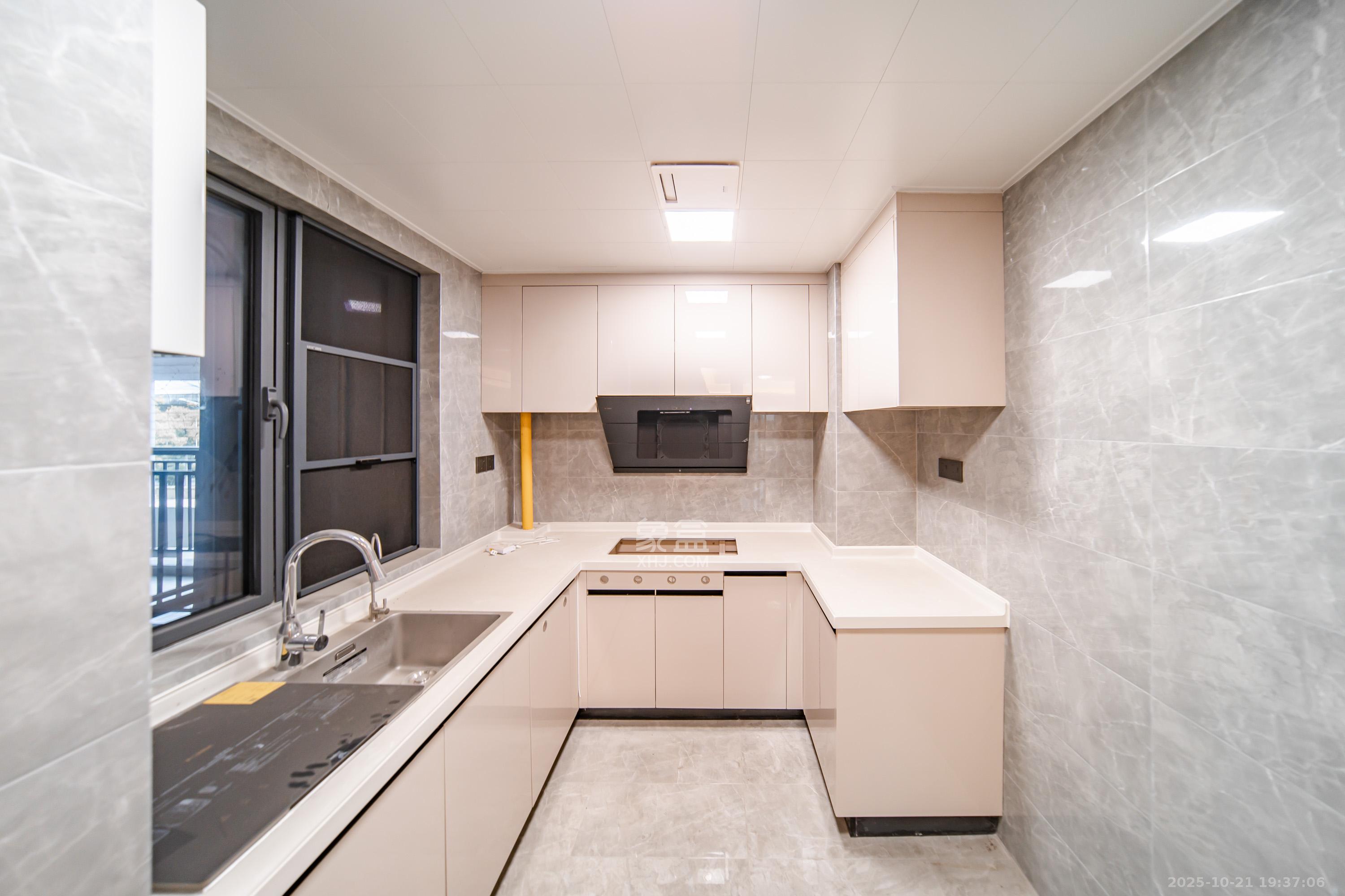 卓越洋湖晴翠  3室1厅1卫    188.0万厨房