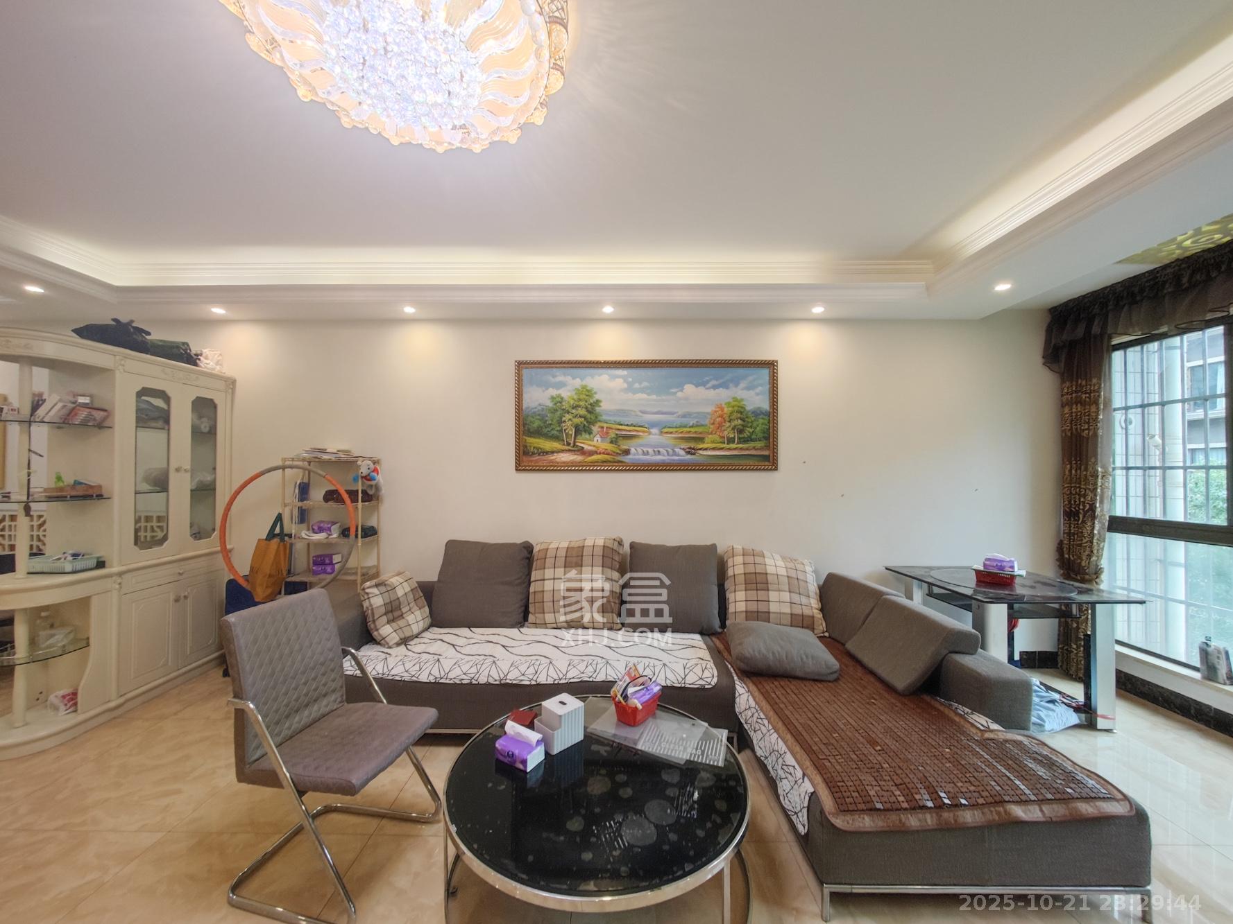 岳泰理想城  3室2厅2卫    130.0万客厅