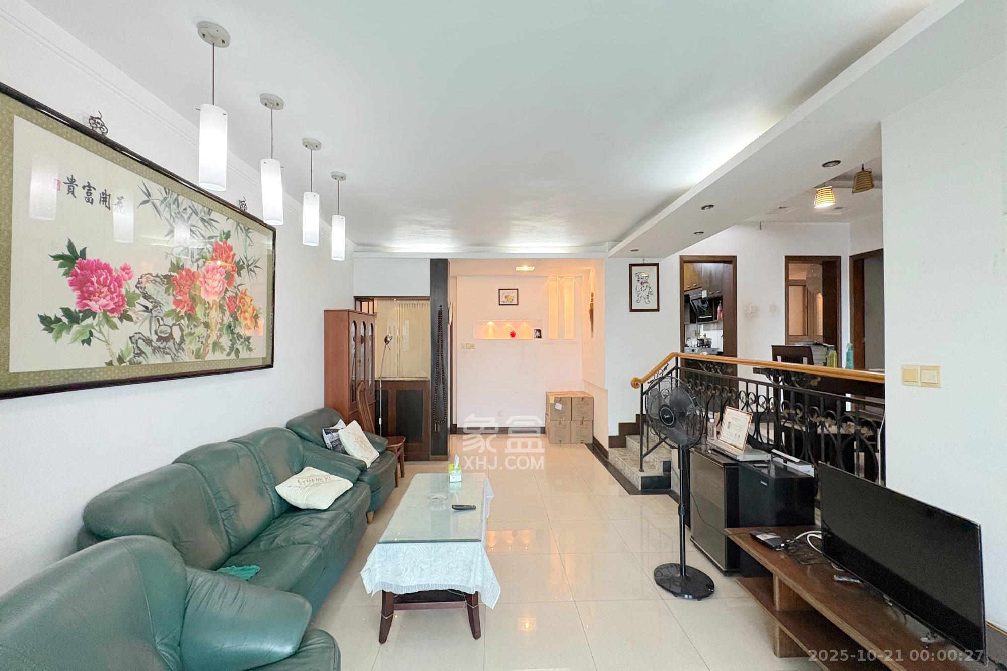 王府花园  3室2厅2卫    122.0万客厅