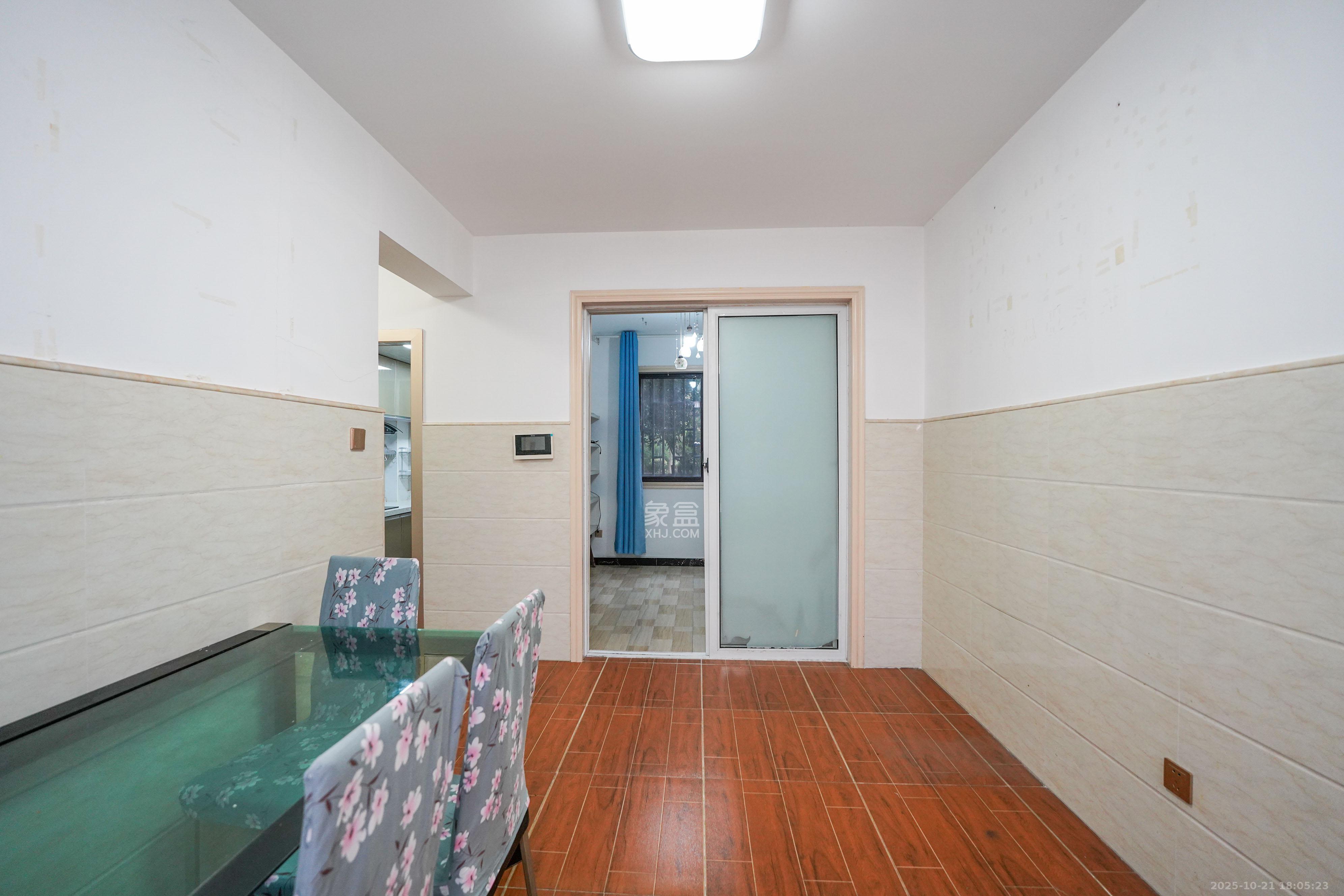 绿地新都会  3室2厅2卫    66.8万 绿地新都会  3室2厅2卫    66.8万客厅