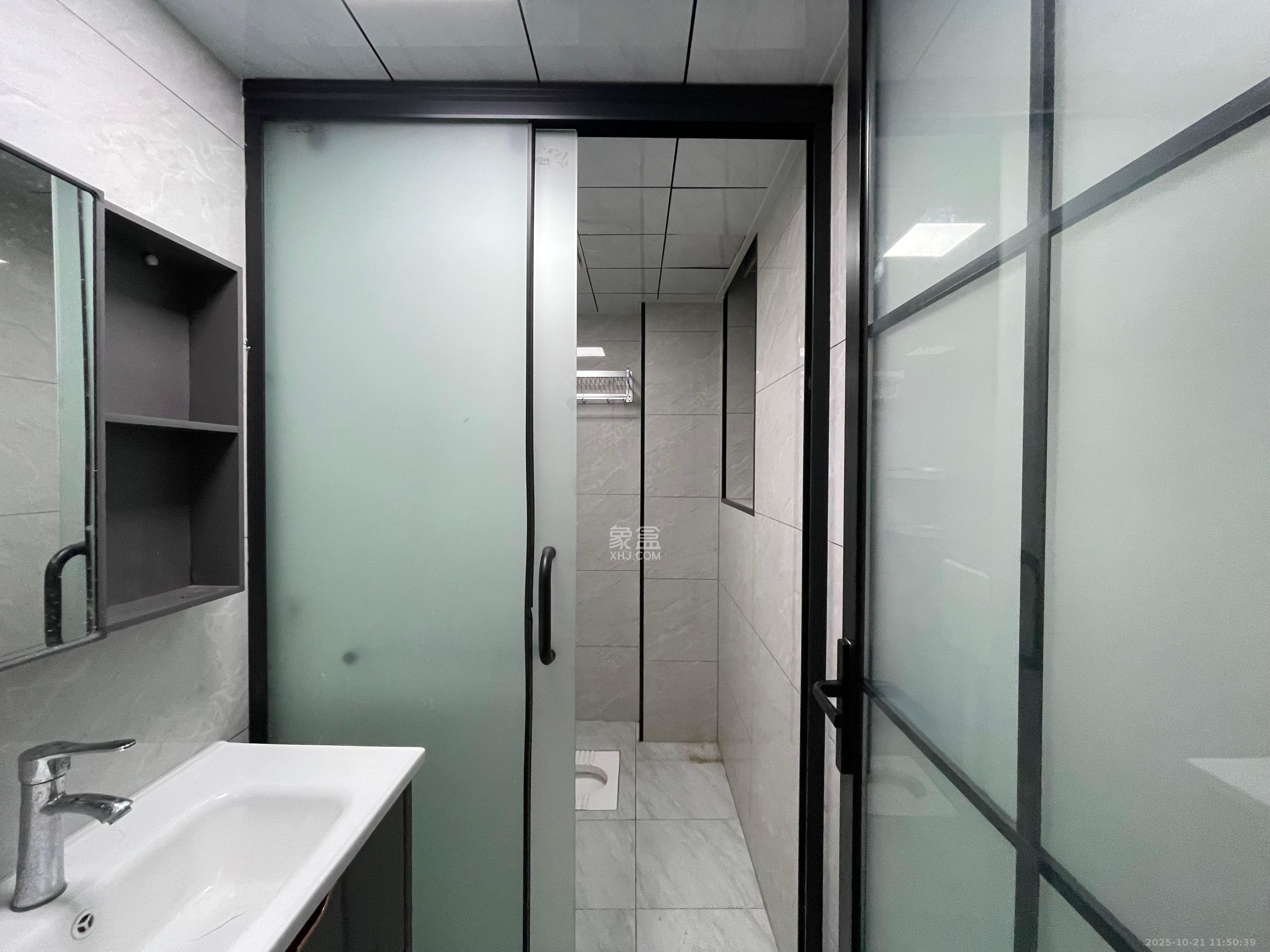 东岸梅园小区  2室2厅1卫    2200.0元/月 东岸梅园小区  2室2厅1卫    2200.0元/月室内图