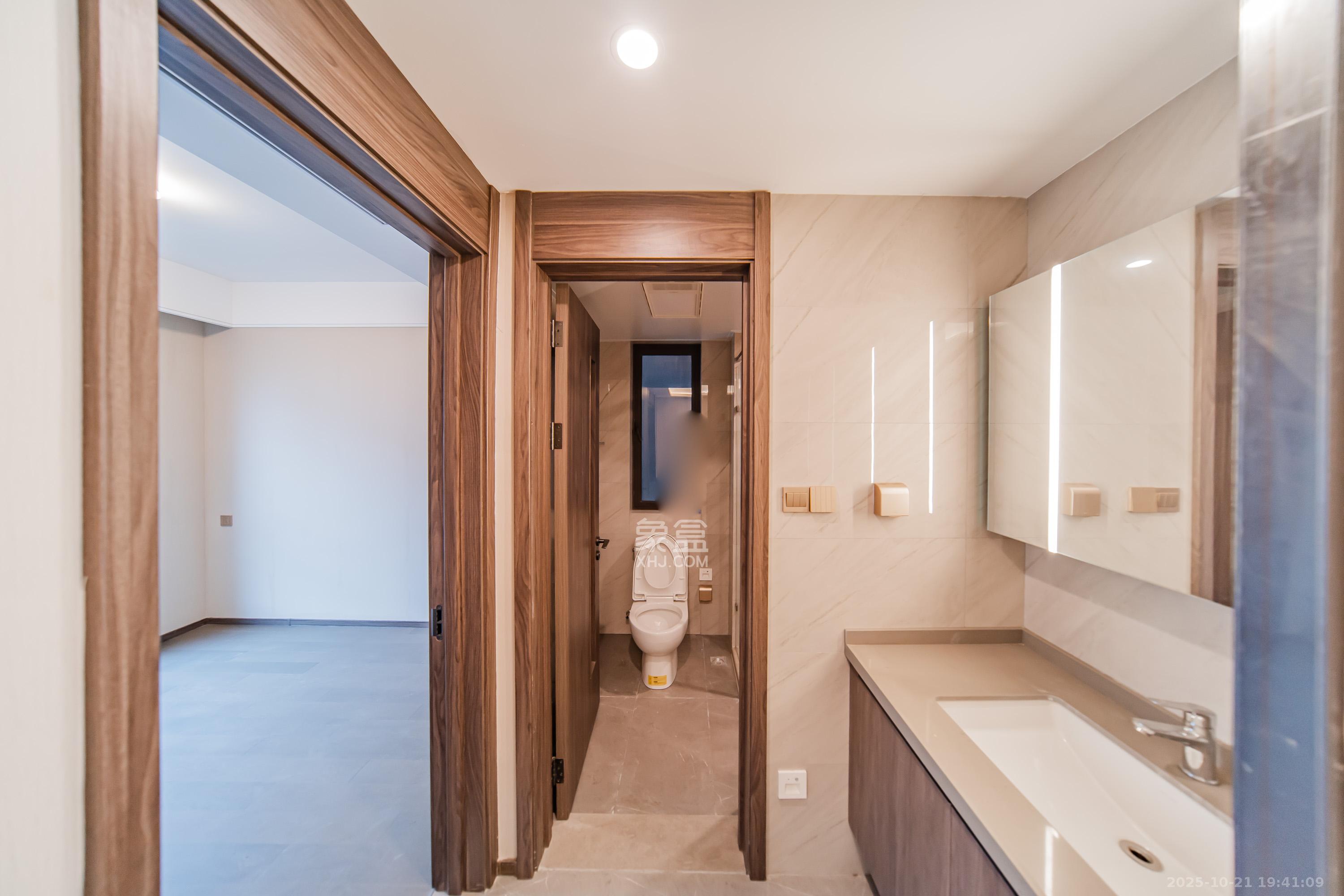 龙湖江与城  3室2厅2卫    130.0万卫生间