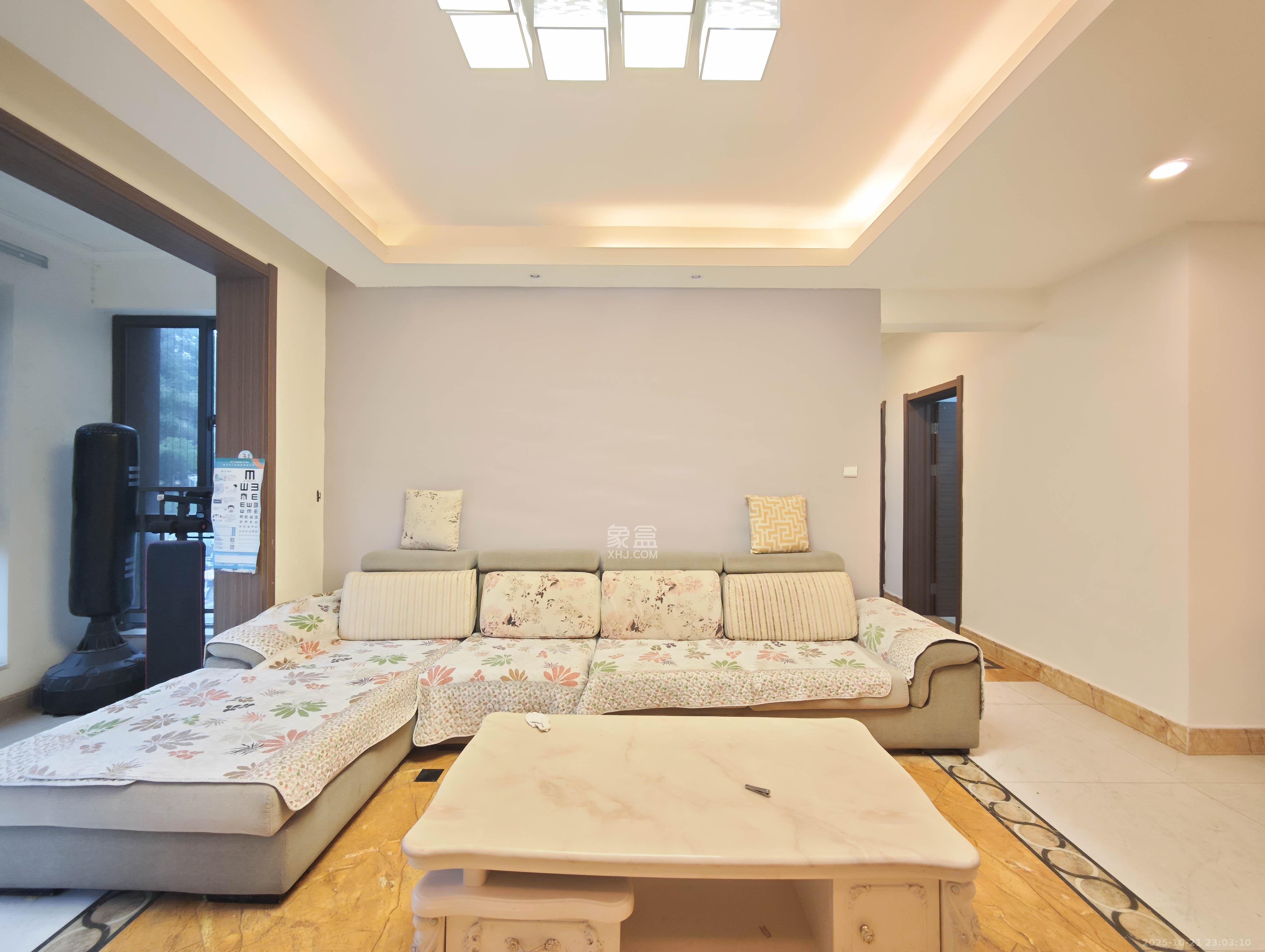 碧桂园南城首府(东宸林海) 4室2厅2卫 95.0万 碧桂园南城首府(东宸林海) 4室2厅2卫 95.0万客厅