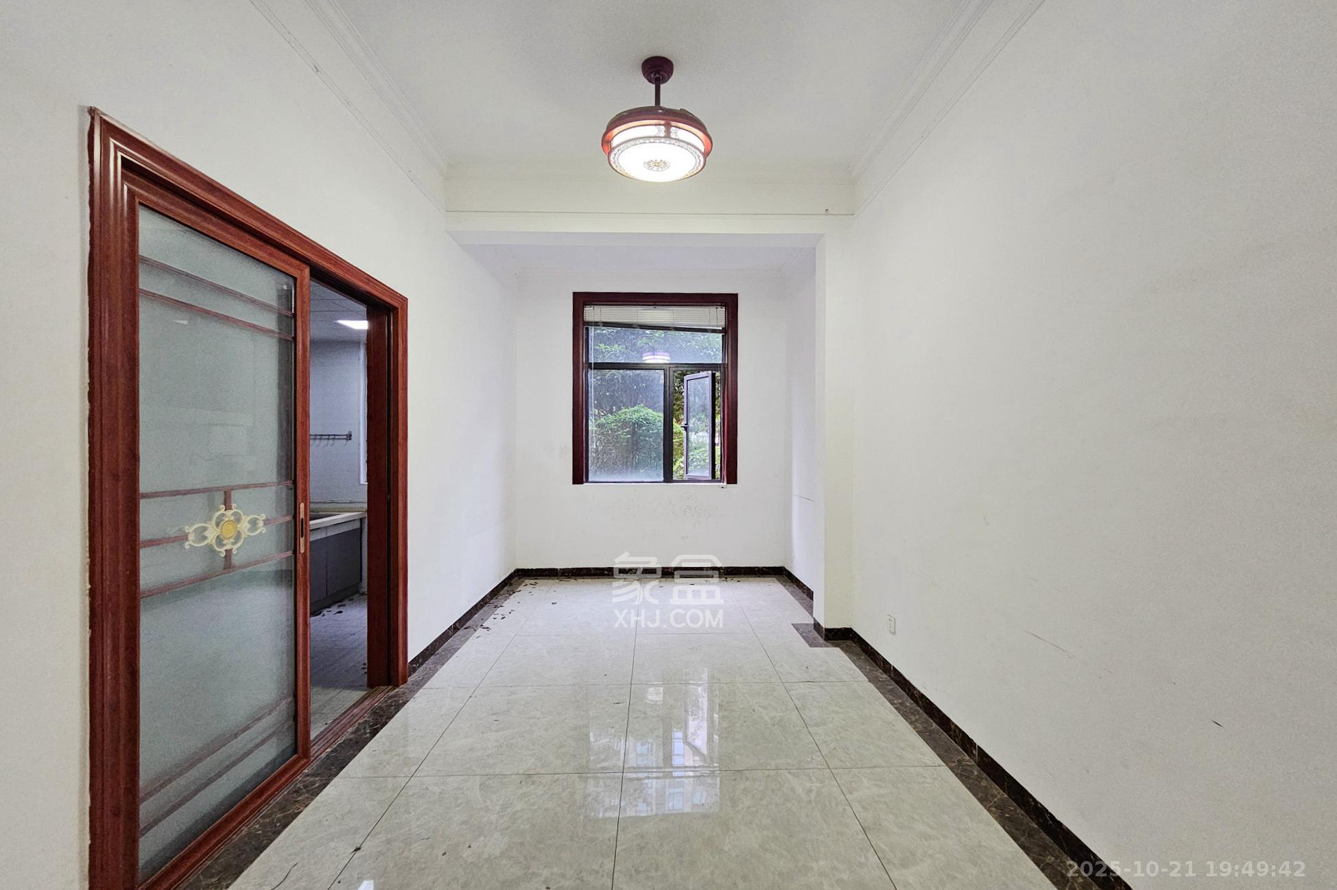 明昇壹城（明昇时代广场）一期  4室2厅2卫    268.0万客厅