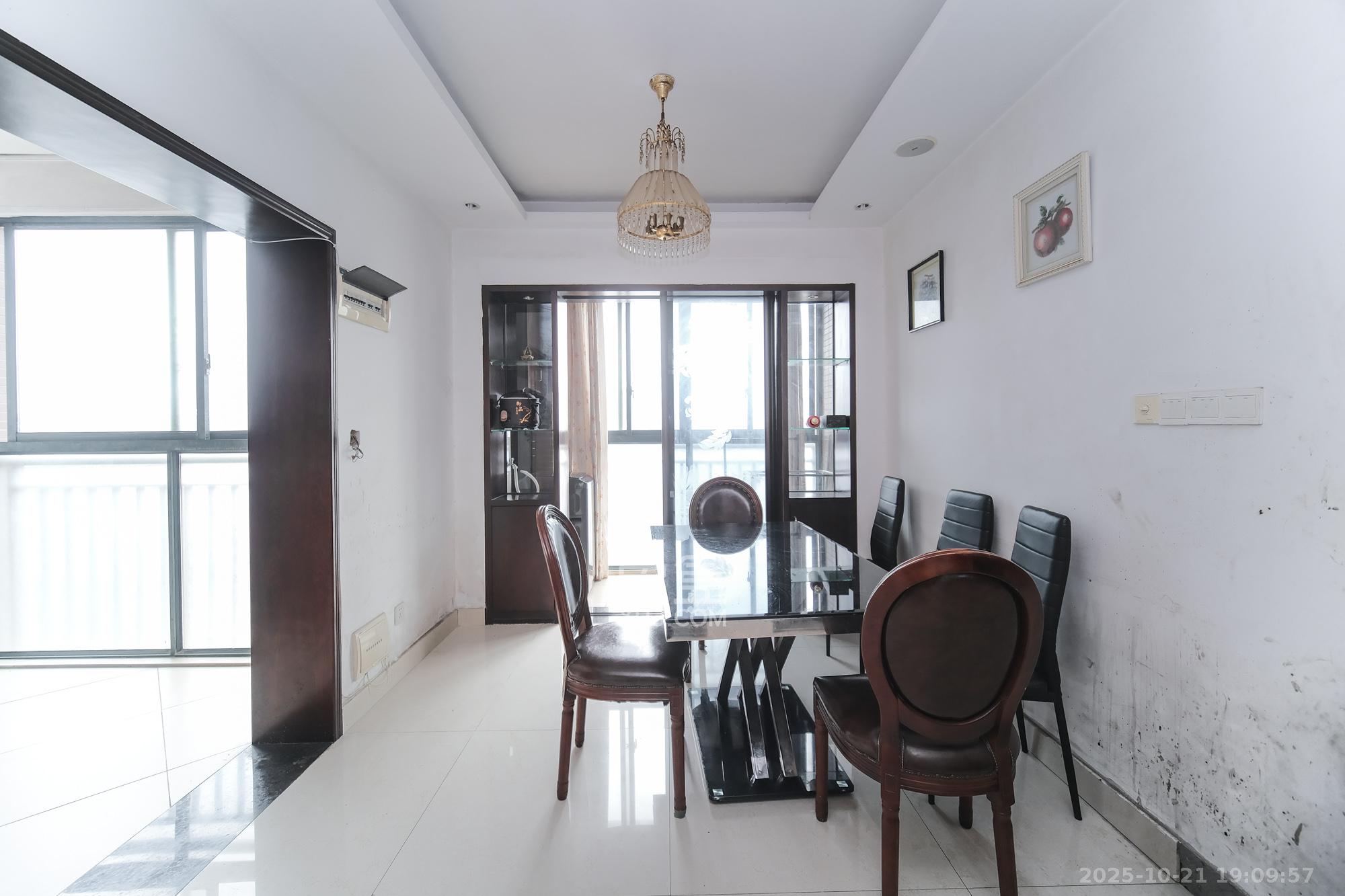 圆梦完美生活 3室2厅2卫 69.8万 圆梦完美生活 3室2厅2卫 69.8万客厅