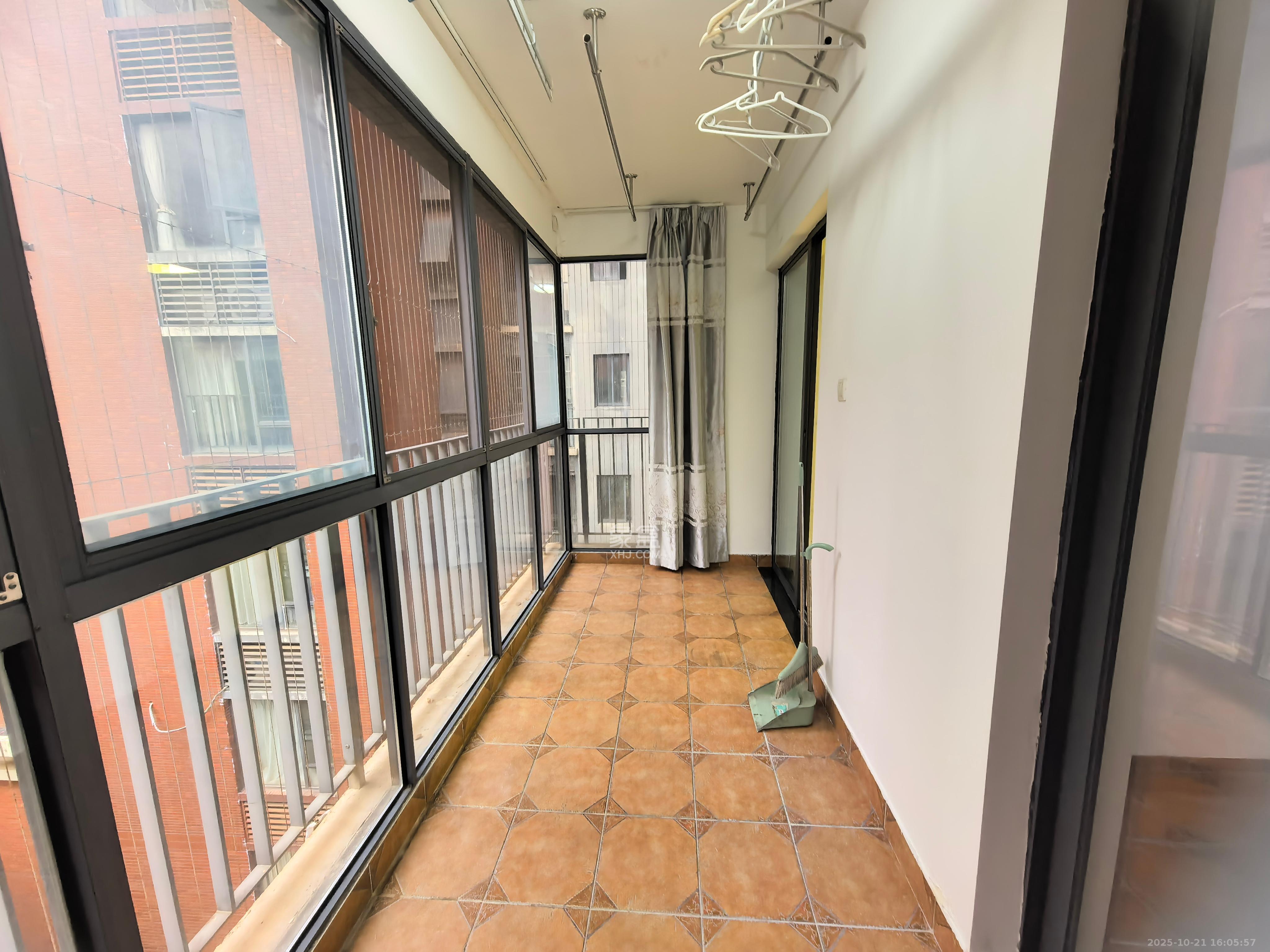 华润凤凰城二期  4室2厅2卫    3600.0元/月 华润凤凰城二期  4室2厅2卫    3600.0元/月室内图