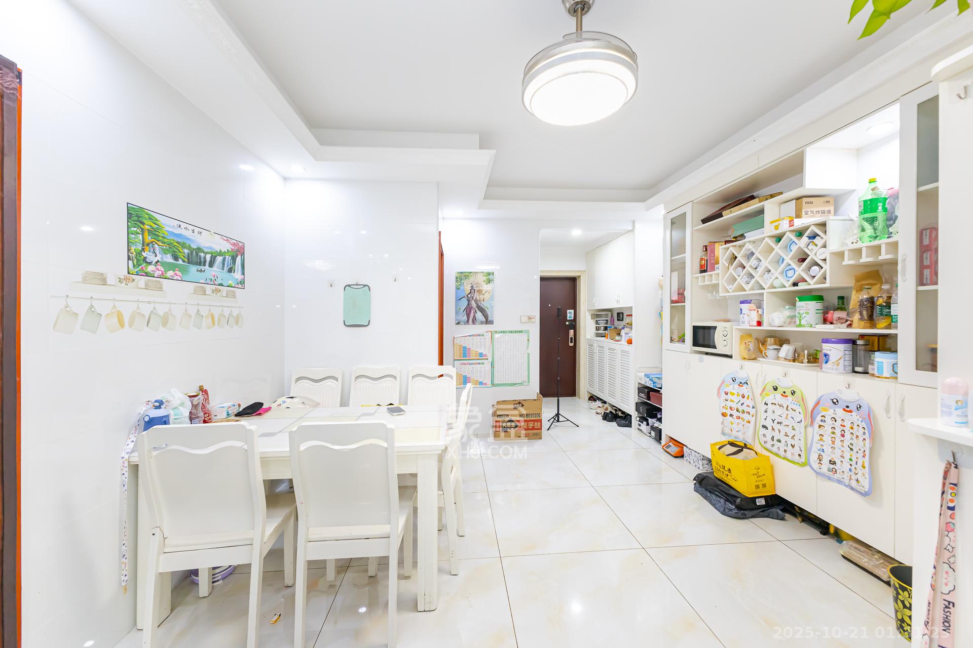 珠江东方明珠（新地东方明珠）三期  3室2厅2卫    64.8万客厅