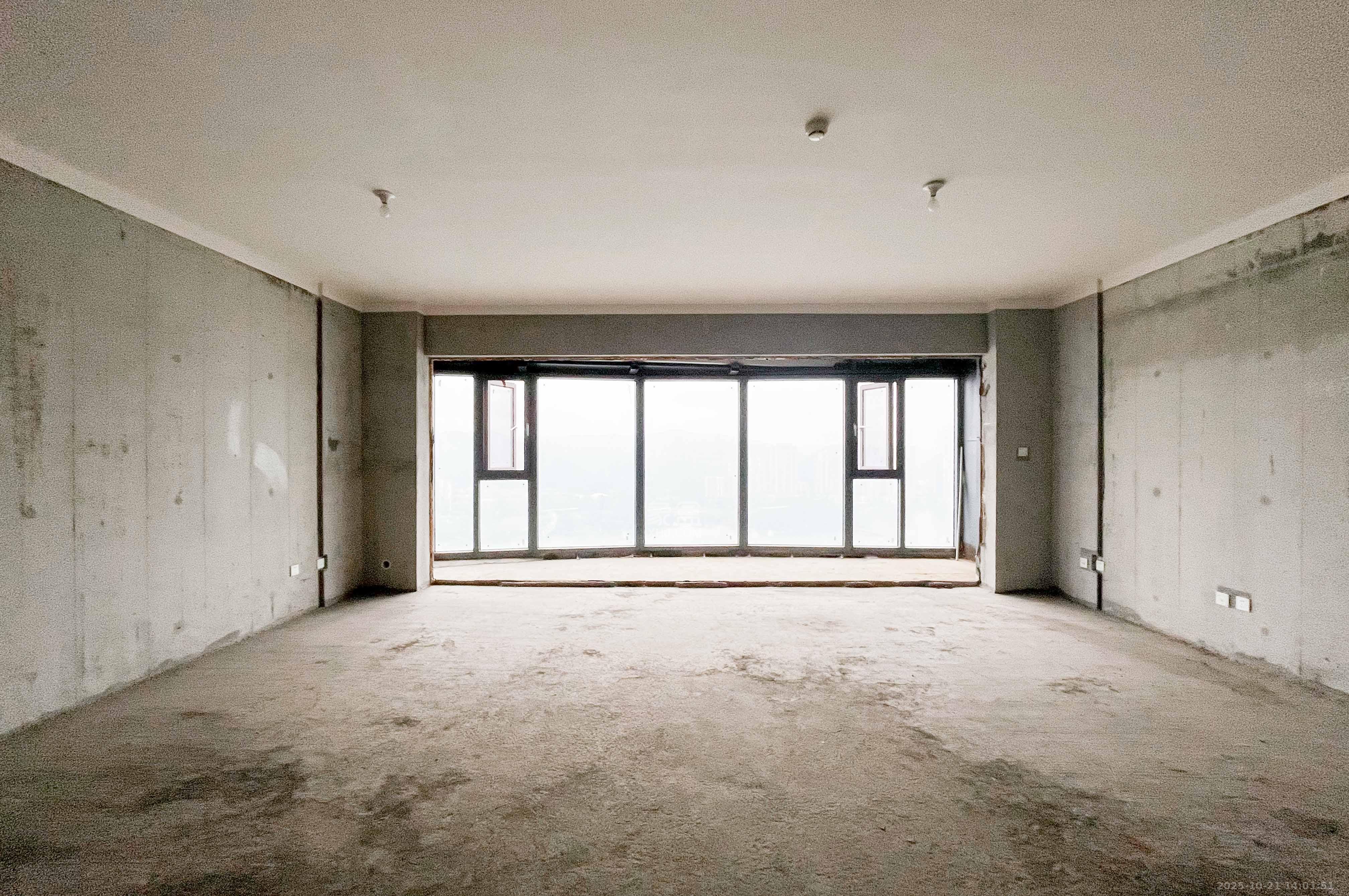 天祥水晶湾  5室2厅2卫    242.0万 天祥水晶湾  5室2厅2卫    242.0万客厅