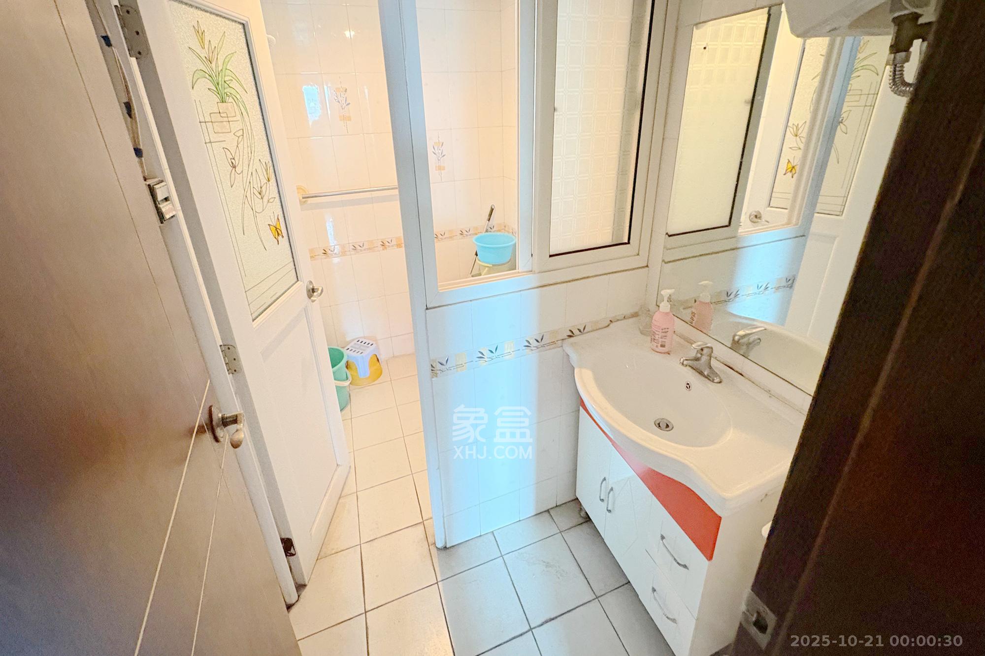 王府花园  3室2厅2卫    122.0万卫生间