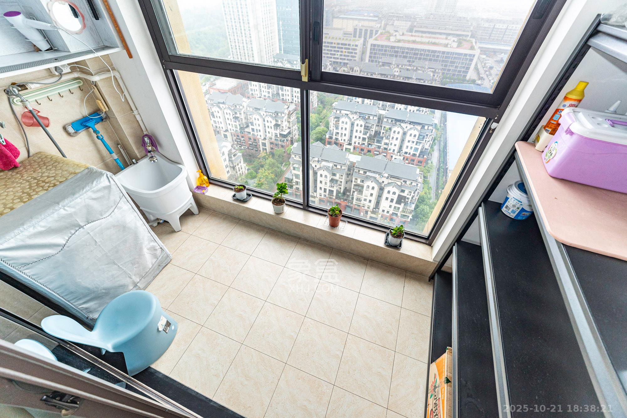 艾美潇湘 3室2厅1卫 65.0万 艾美潇湘 3室2厅1卫 65.0万阳台