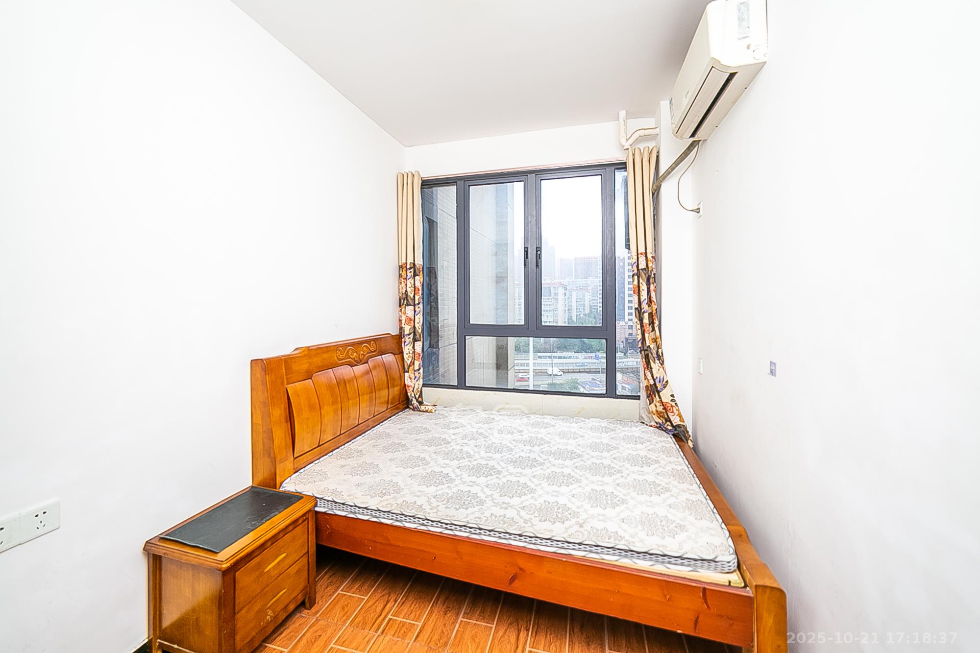 天鸿天府(天鸿中央大院) 4室2厅1卫 120.0万 天鸿天府(天鸿中央大院) 4室2厅1卫 120.0万卧室