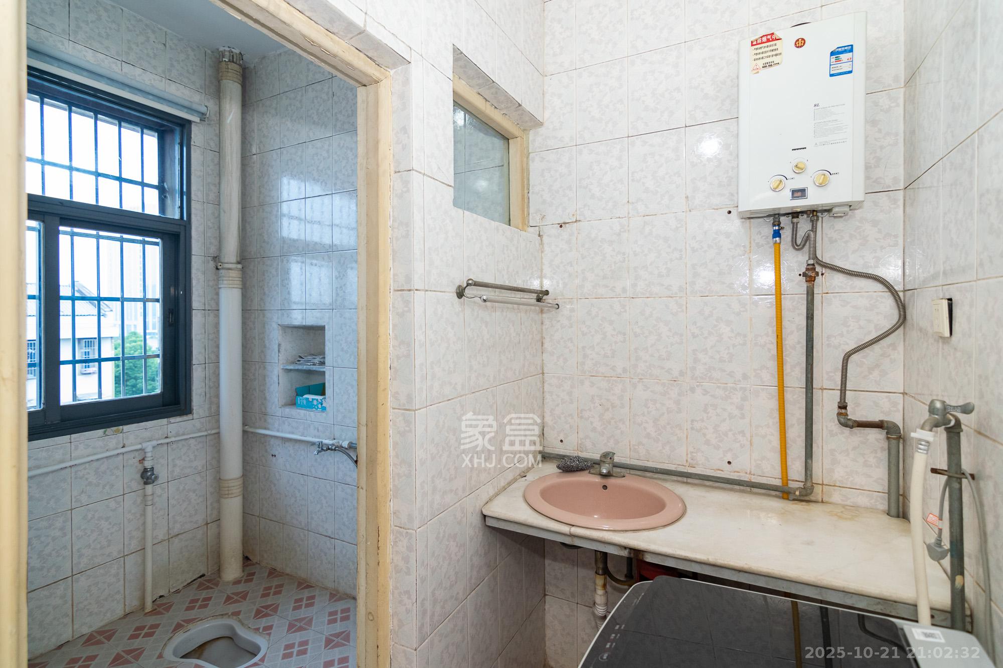 聚宾小区  3室2厅2卫    45.0万卫生间