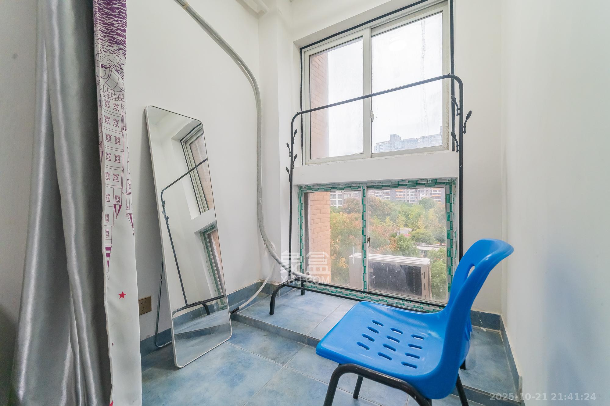 东方航标  1室1厅1卫    20.8万阳台