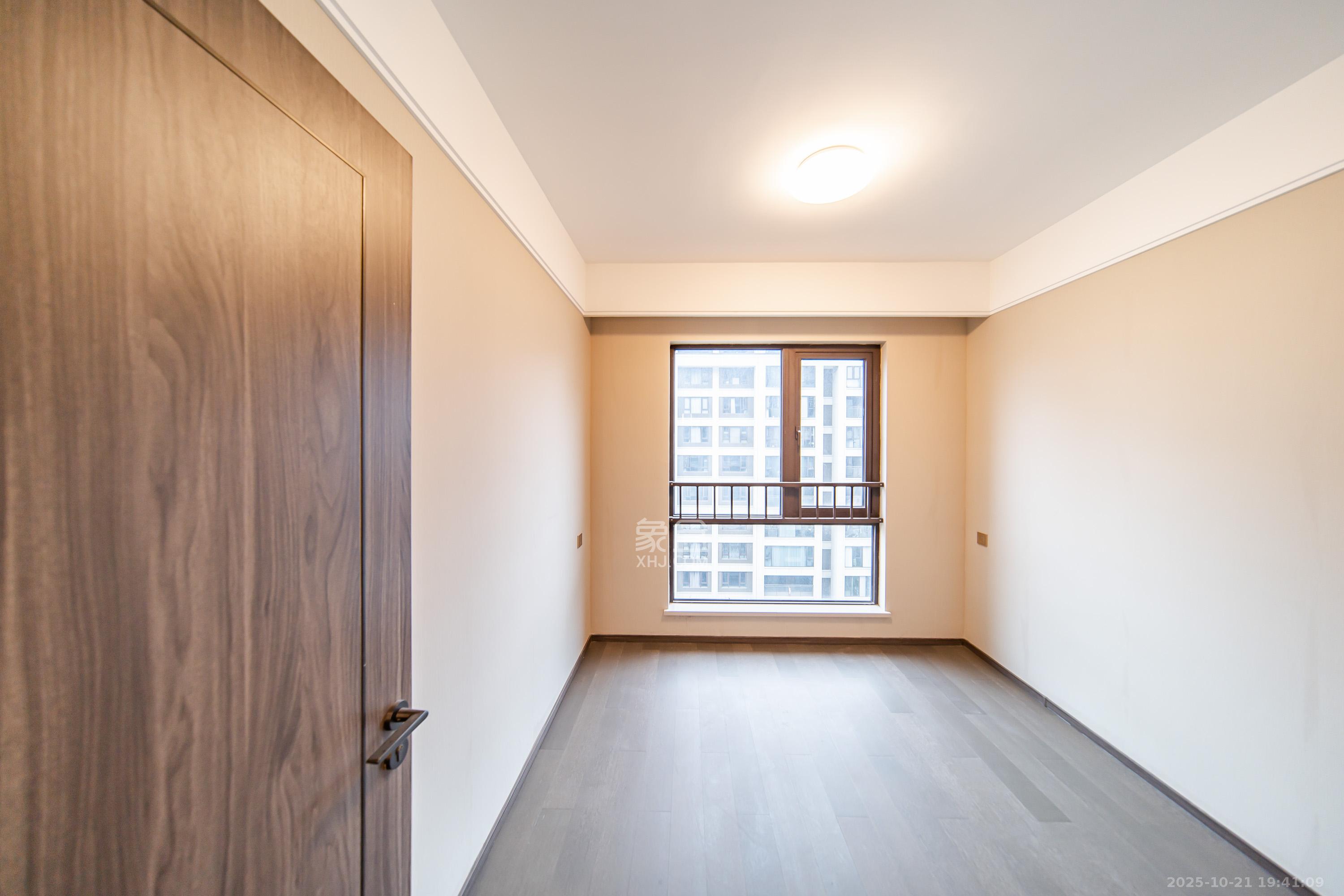 龙湖江与城  3室2厅2卫    130.0万卧室