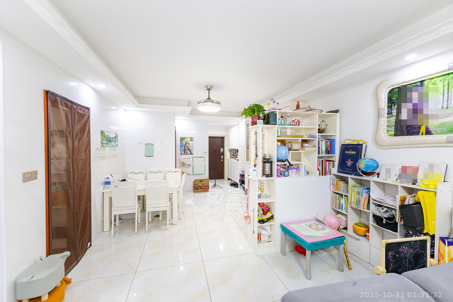 珠江东方明珠（新地东方明珠）三期  3室2厅2卫    64.8万客厅