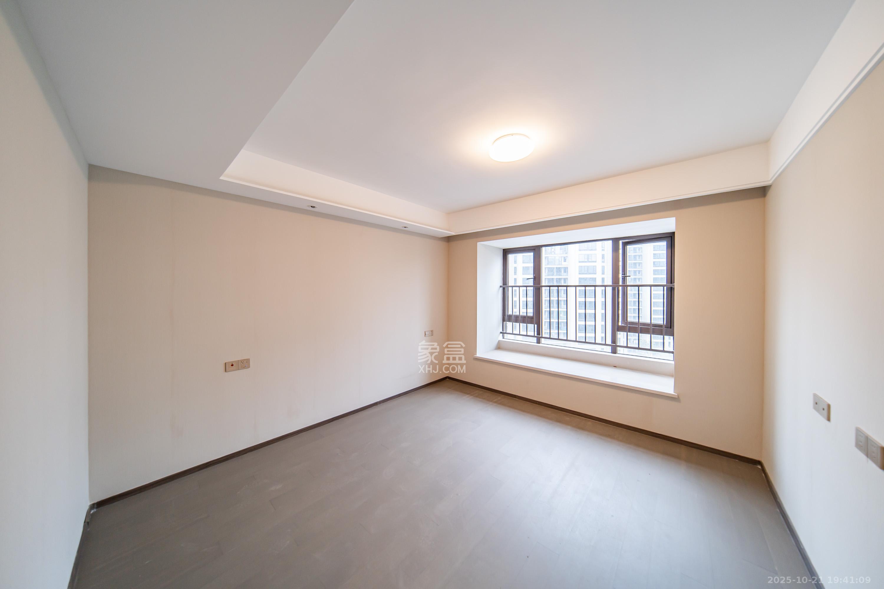 龙湖江与城  3室2厅2卫    130.0万卧室