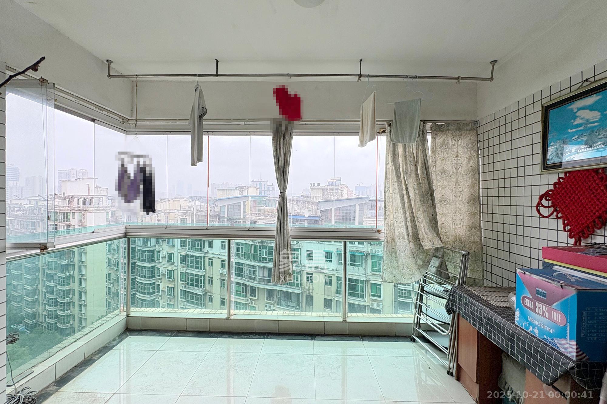 王府花园  3室2厅2卫    122.0万阳台