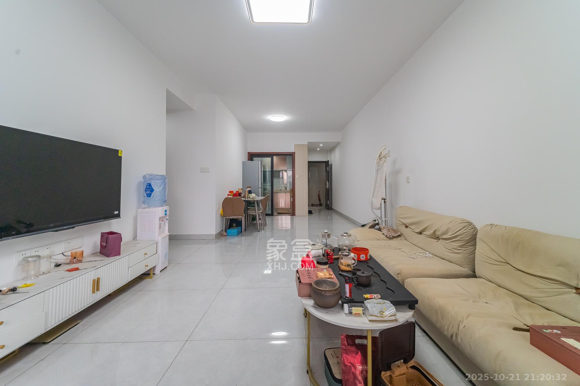 恒基凯旋门三期  3室2厅2卫    102.0万客厅