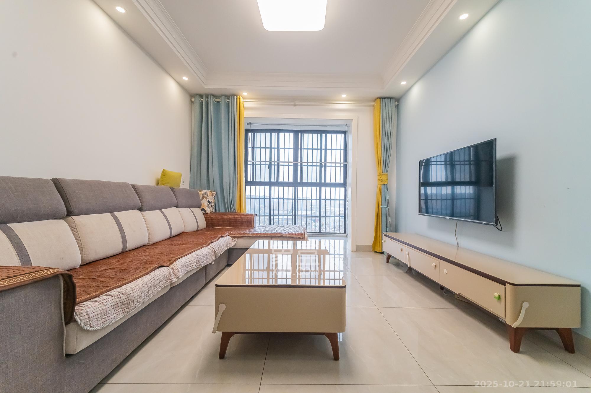 华润置地广场二期 3室2厅1卫 72.8万 华润置地广场二期 3室2厅1卫 72.8万客厅