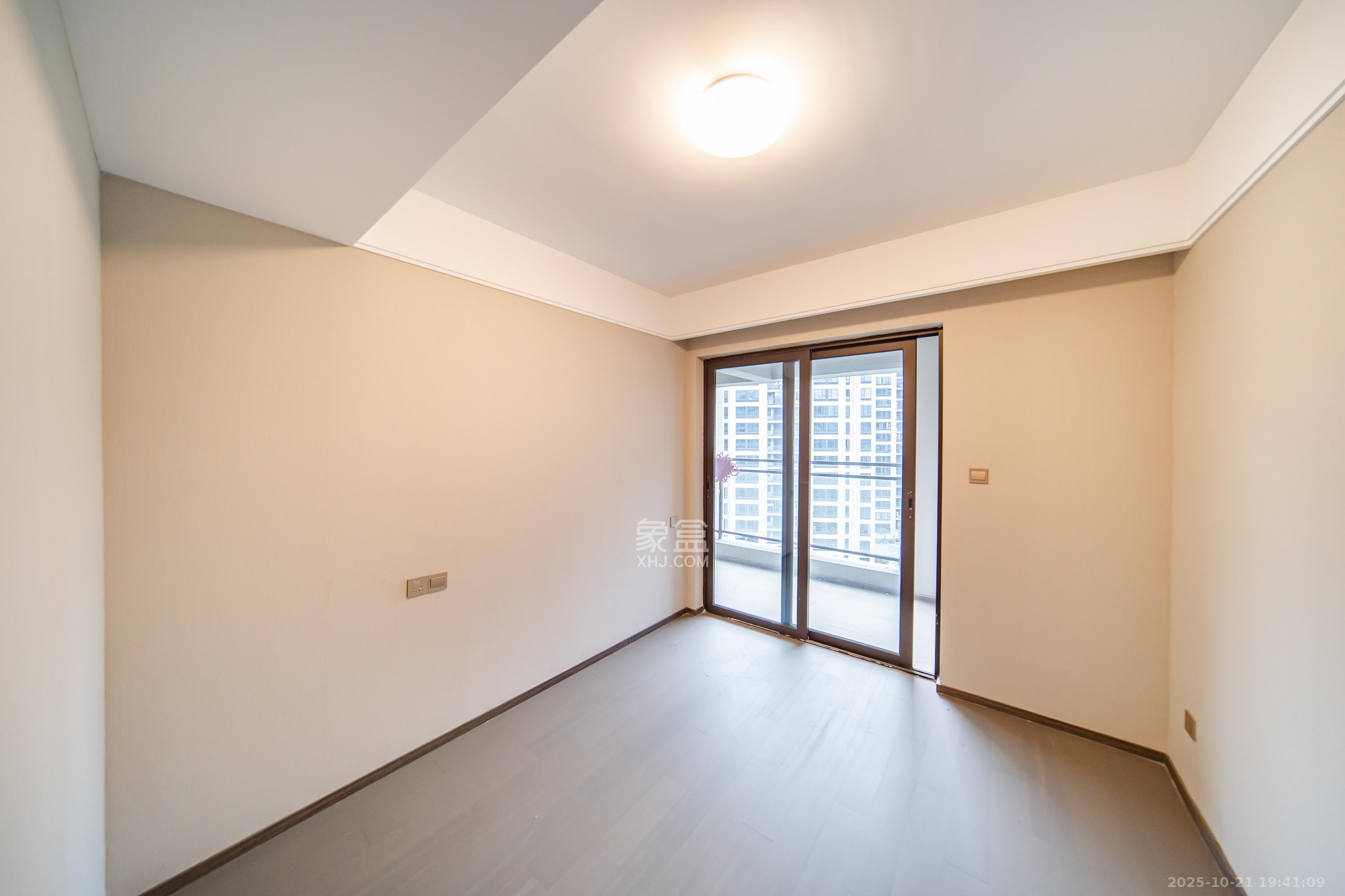 龙湖江与城  3室2厅2卫    130.0万卧室