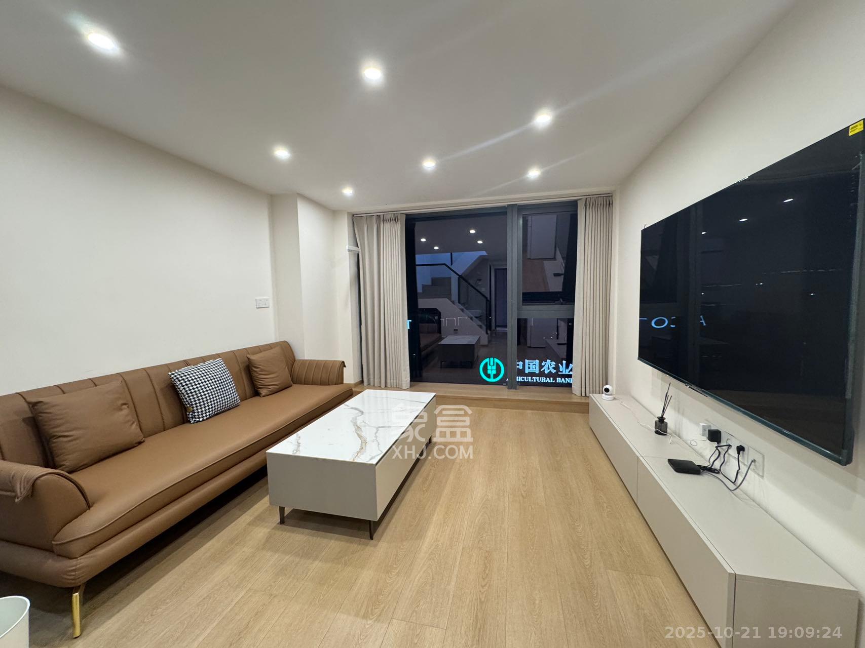 卓越中寰  2室1厅1卫    2700.0元/月 卓越中寰  2室1厅1卫    2700.0元/月