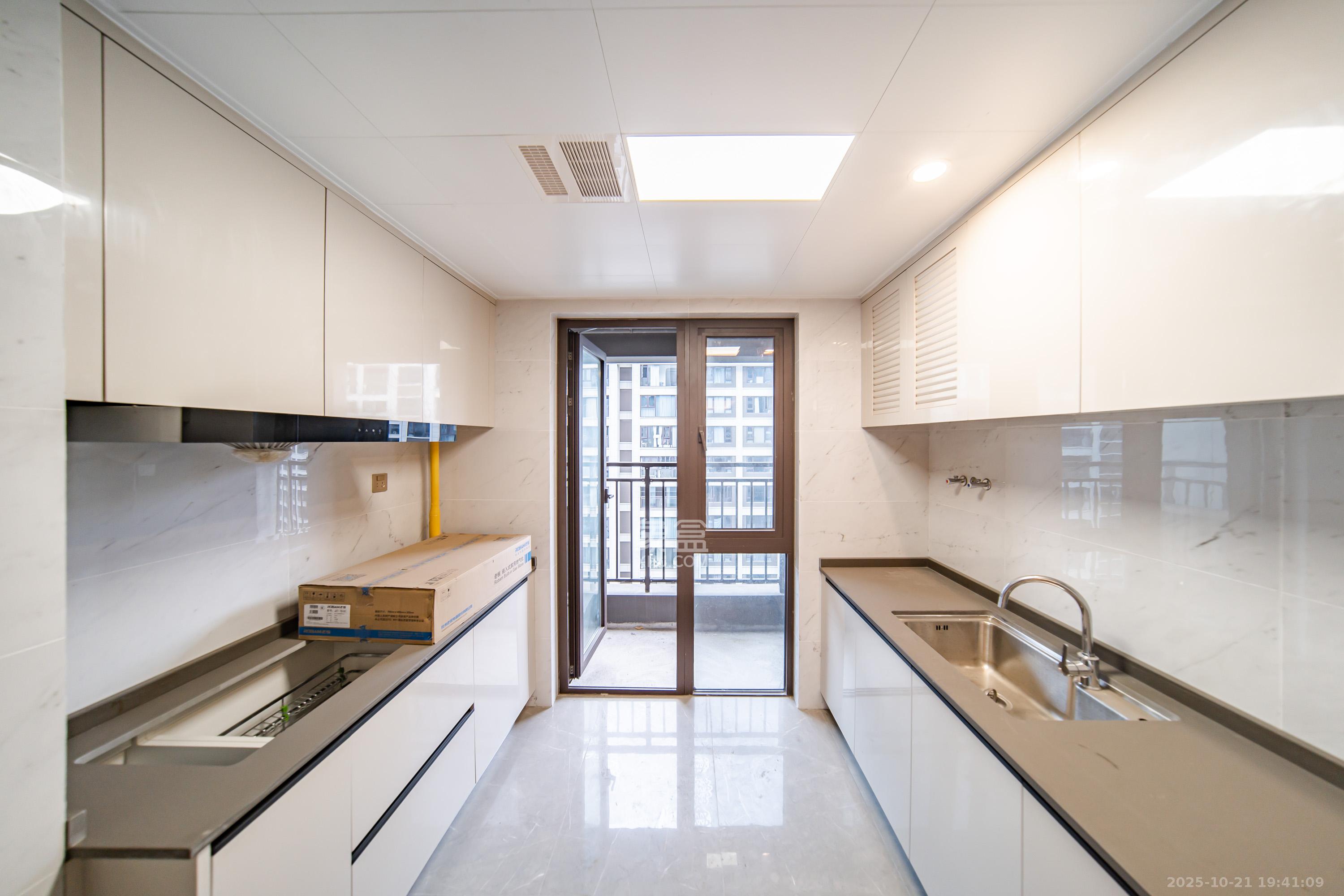 龙湖江与城  3室2厅2卫    130.0万厨房