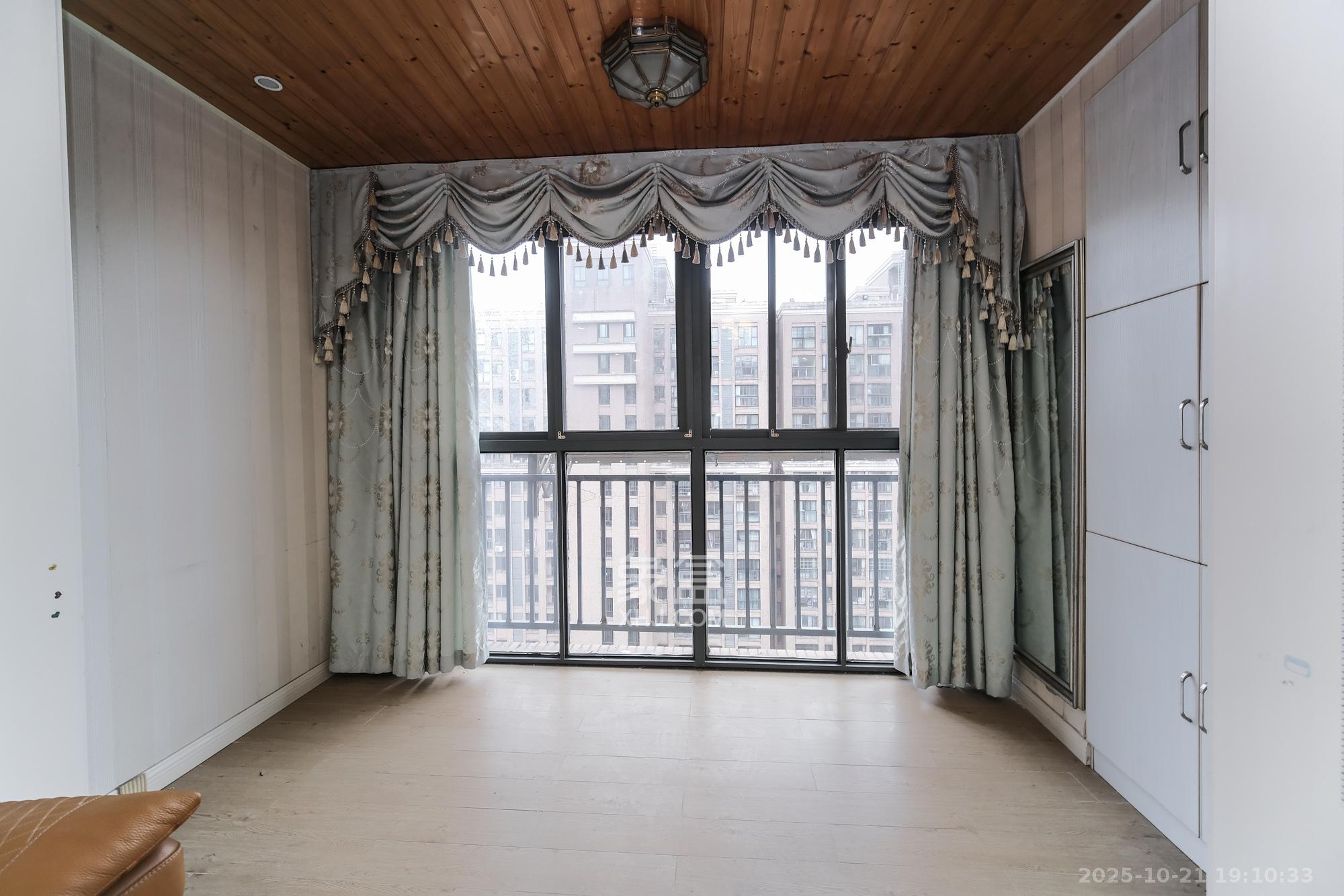 三一街区  3室2厅2卫    94.0万阳台