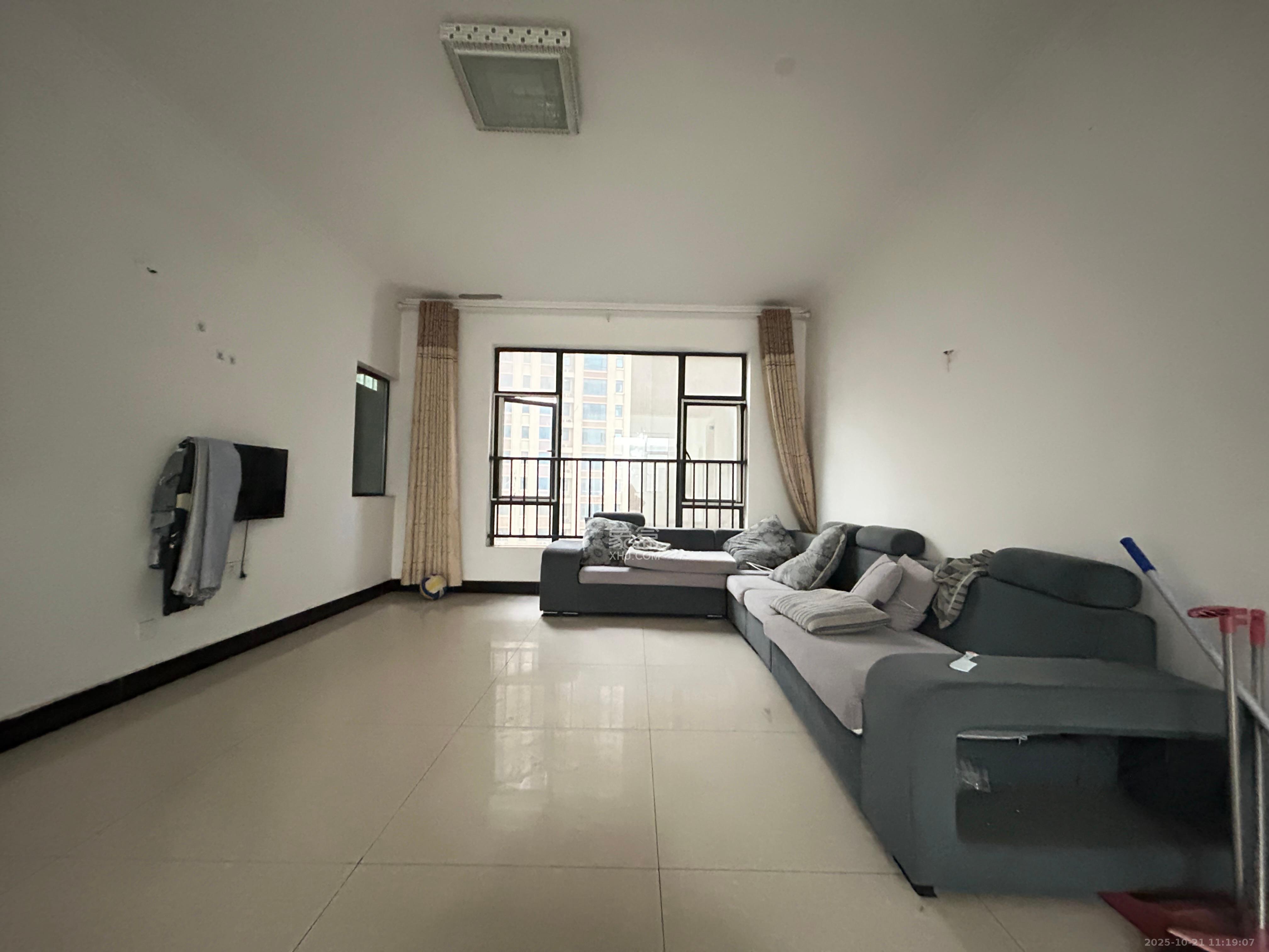 天元涉外景园C区  3室2厅2卫    2300.0元/月