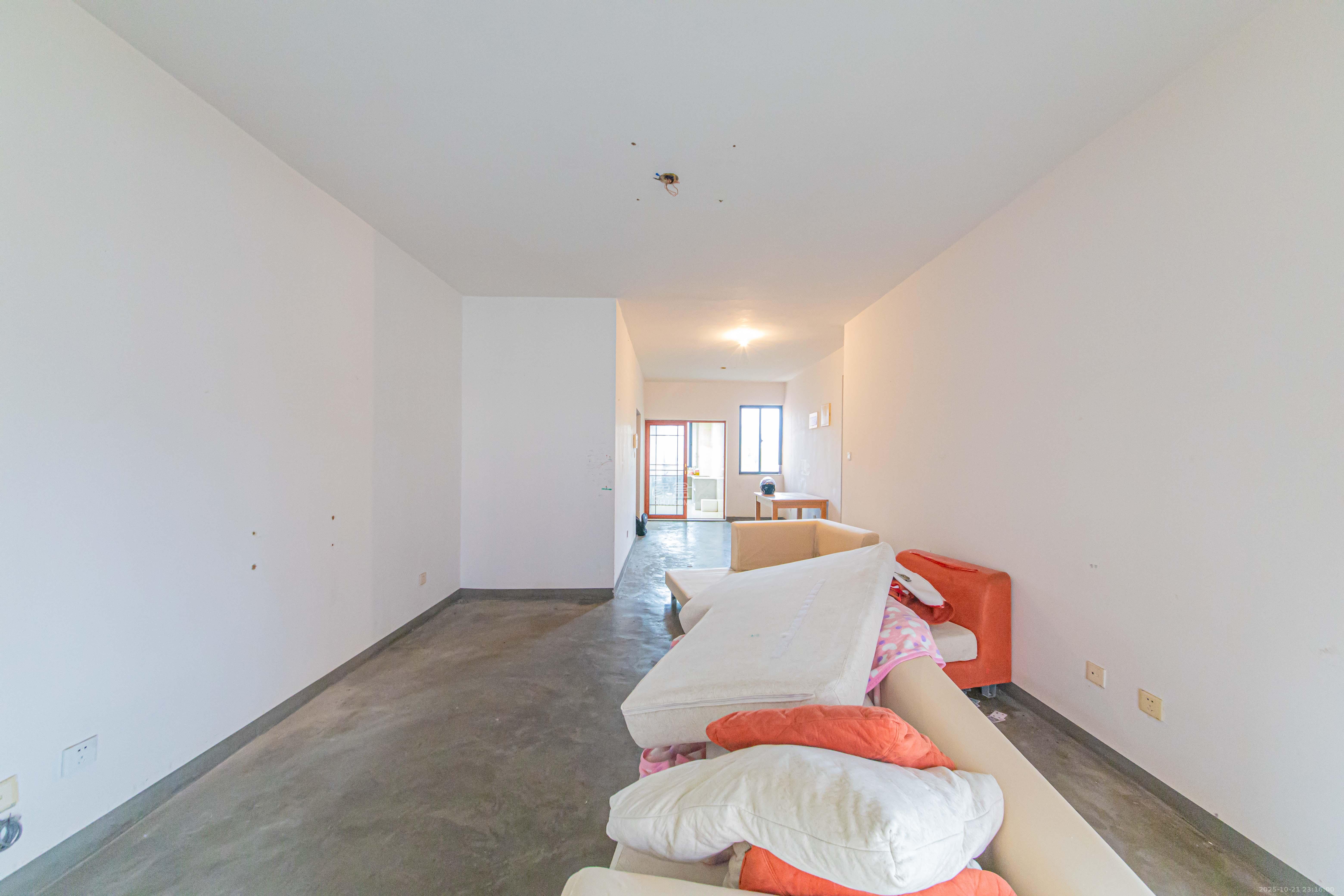 天心金桂园住宅小区 3室2厅2卫 110.0万 天心金桂园住宅小区 3室2厅2卫 110.0万客厅