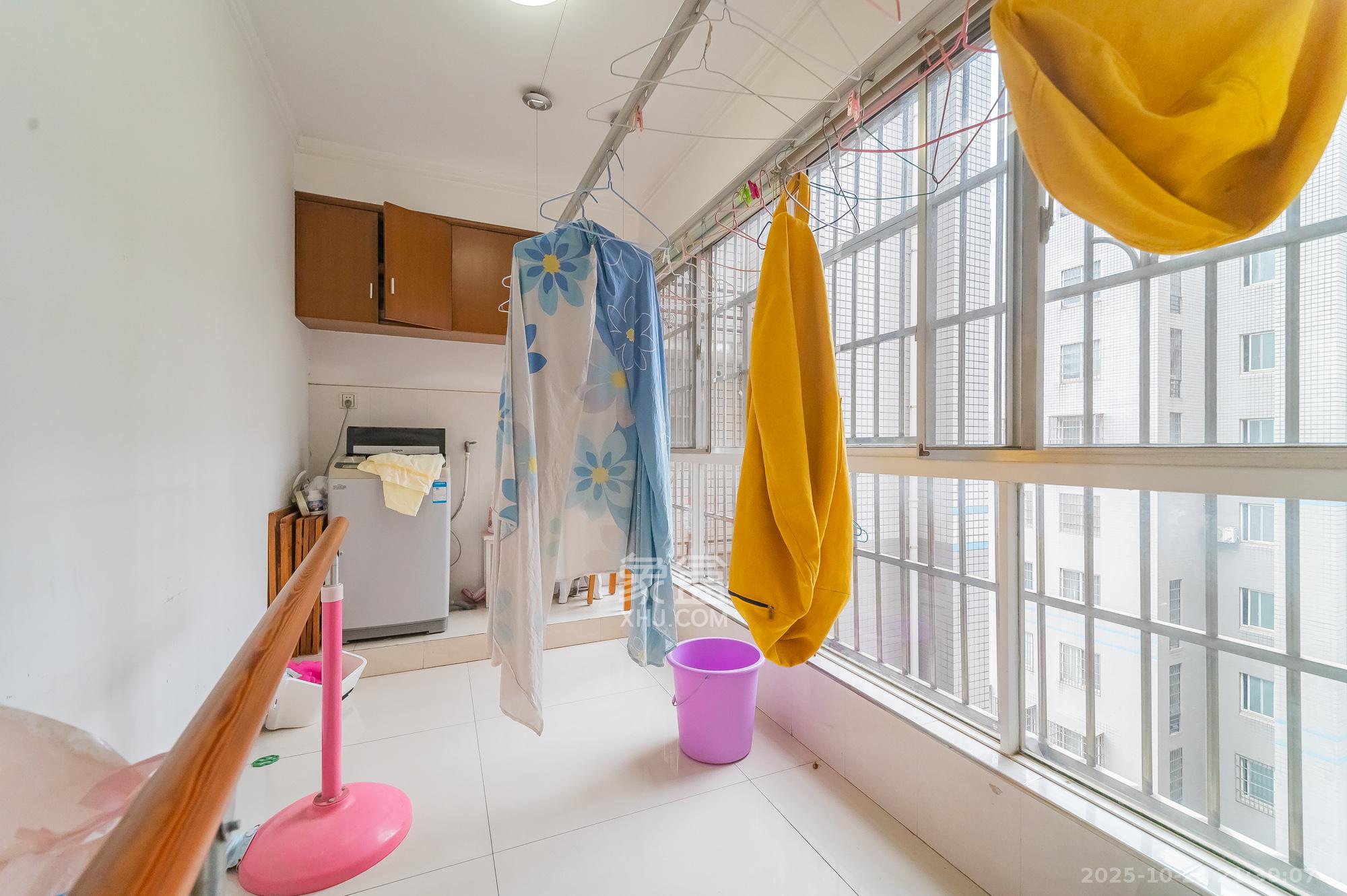 佳美星城  3室2厅2卫    62.8万阳台