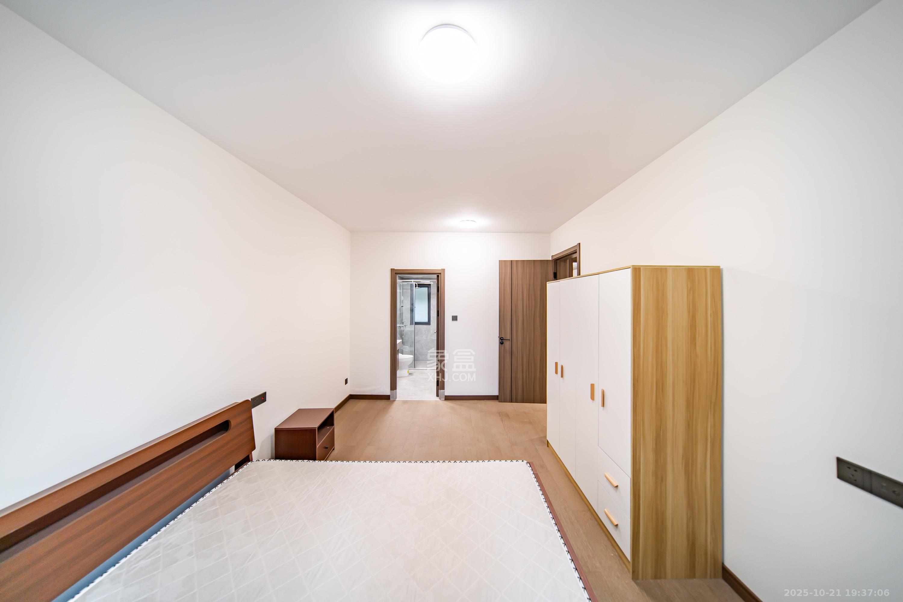 卓越洋湖晴翠  3室1厅1卫    188.0万卧室