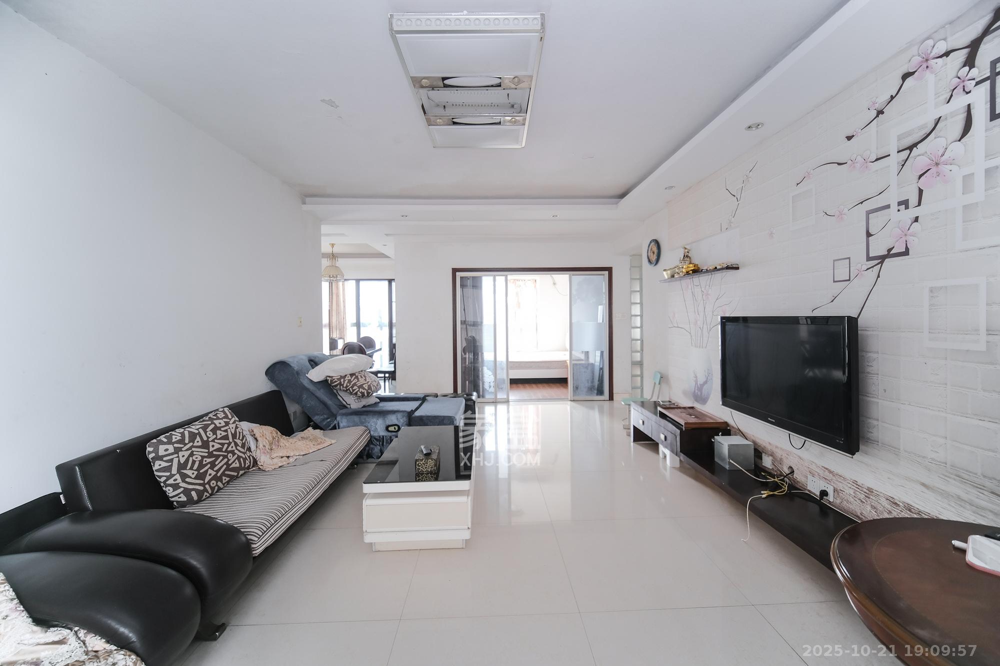 圆梦完美生活  3室2厅2卫    69.8万客厅