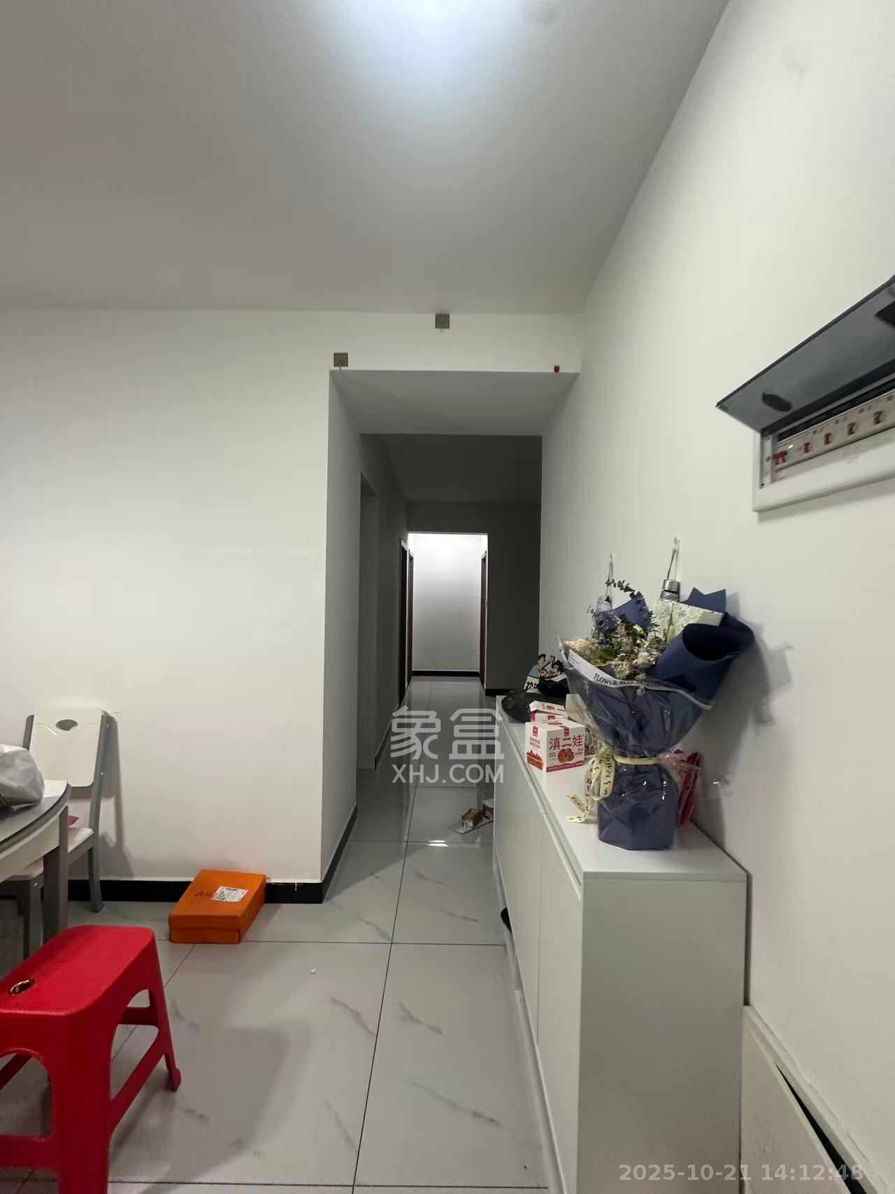 山水新城  3室2厅2卫    2400.0元/月室内图