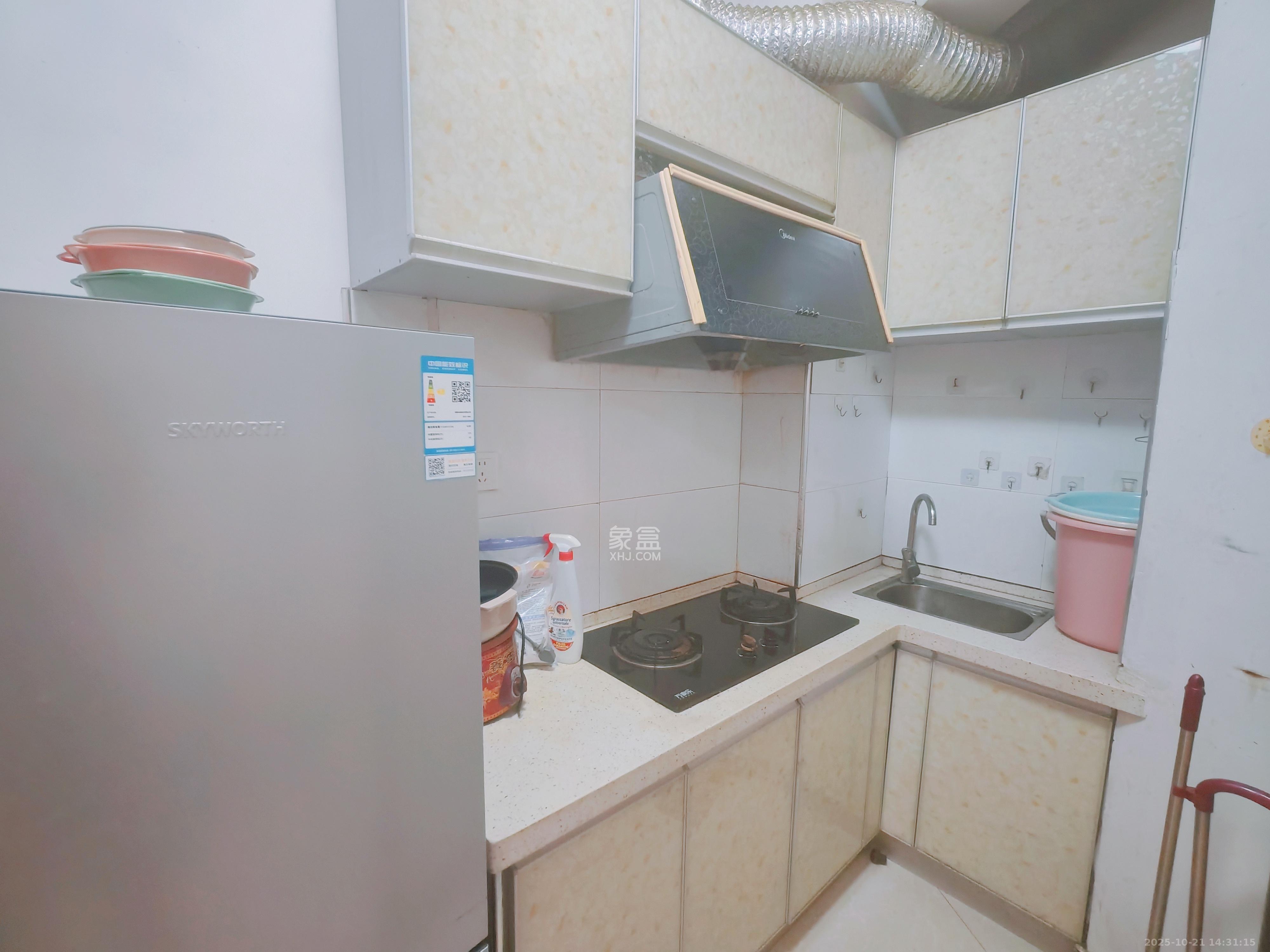 奥克斯广场  1室1厅1卫    1550.0元/月 奥克斯广场  1室1厅1卫    1550.0元/月室内图