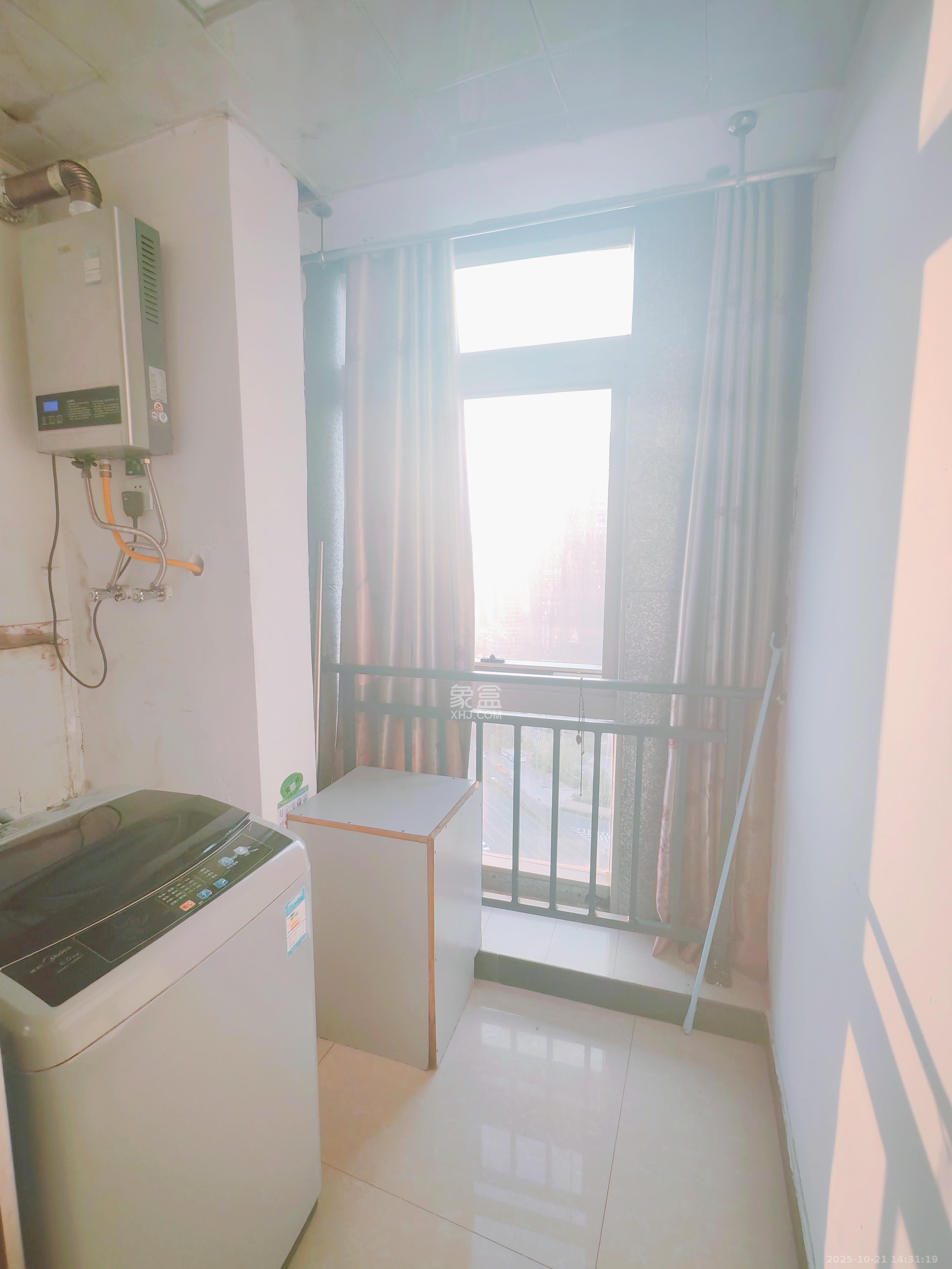 奥克斯广场  1室1厅1卫    1550.0元/月 奥克斯广场  1室1厅1卫    1550.0元/月室内图