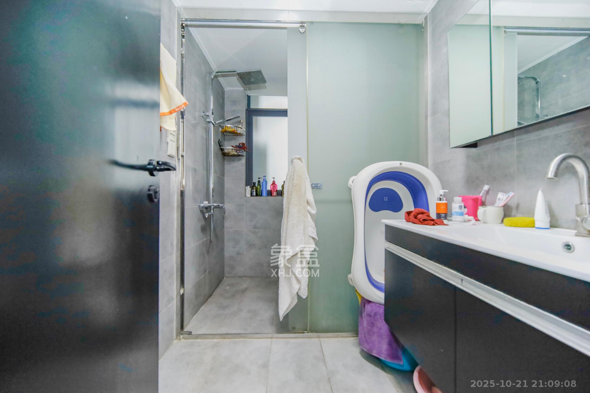 新盛珑璟台  3室2厅2卫    98.8万卫生间