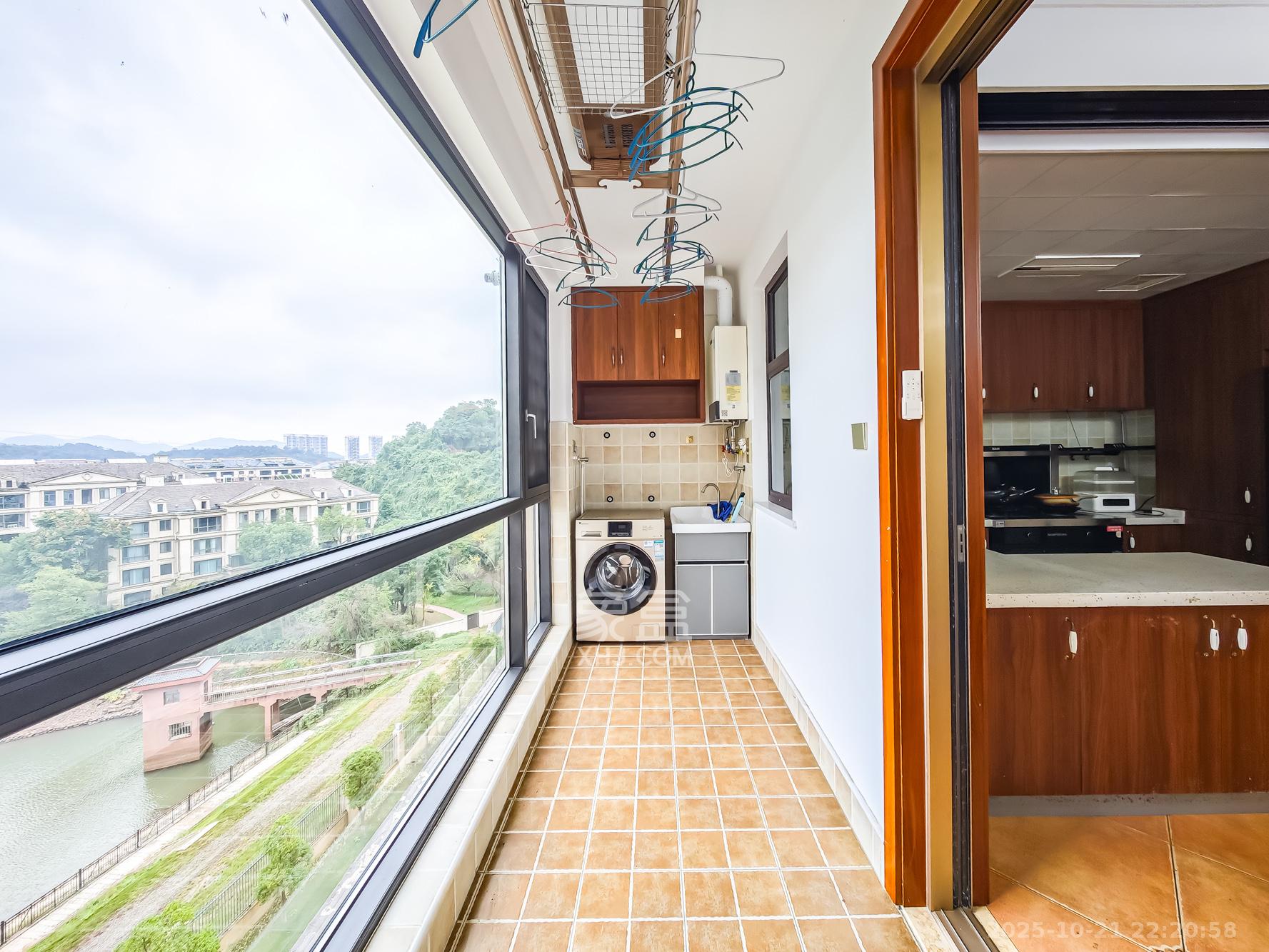 青竹湖曦园  4室2厅2卫    150.0万阳台