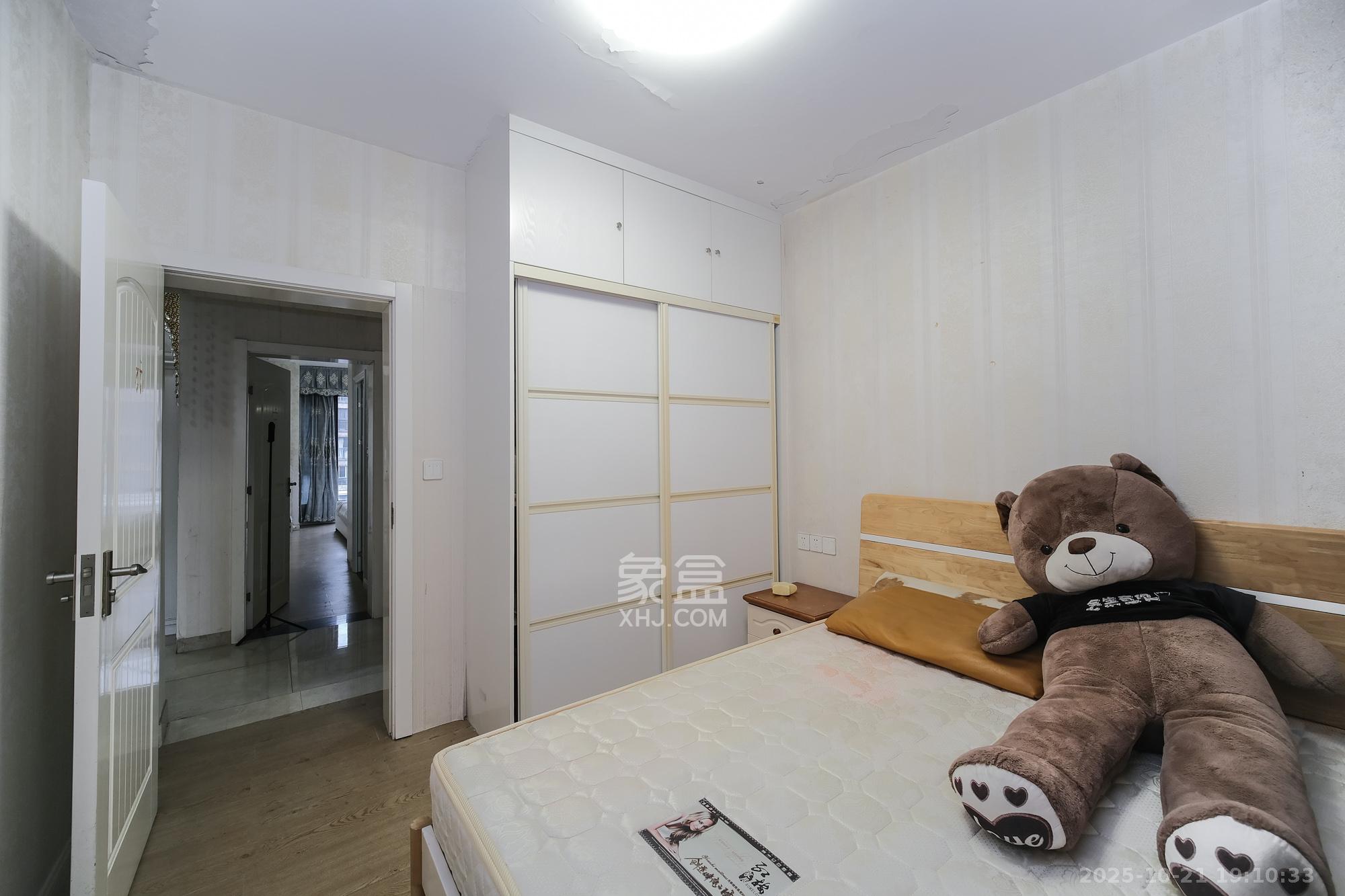 三一街区  3室2厅2卫    94.0万卧室